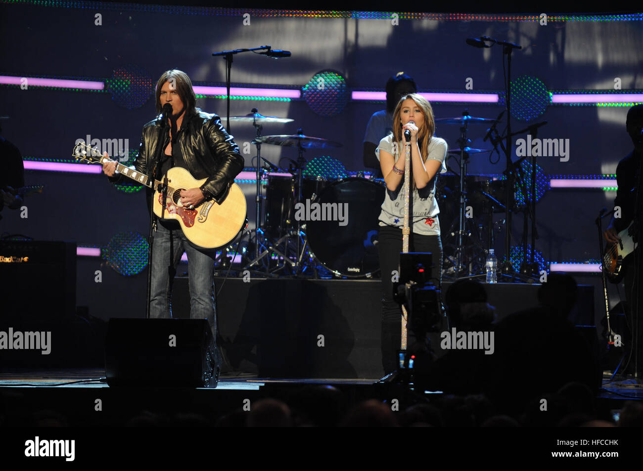 Billy Ray Cyrus et sa fille Miley Cyrus jouer au "Kids Première : Nous sommes l'avenir" concert au Verizon Center dans le centre-ville de Washington, D.C., le 19 janvier 2009. Michelle Obama, épouse du président élu Barack Obama, avec ses filles Malia et Sasha, étaient présents. (Photo du département de la communication de masse en 1ère classe spécialiste Mark O'Donald, U.S. Navy/libérés) Miley et Billy Ray Cyrus à Kids concert inaugural Banque D'Images