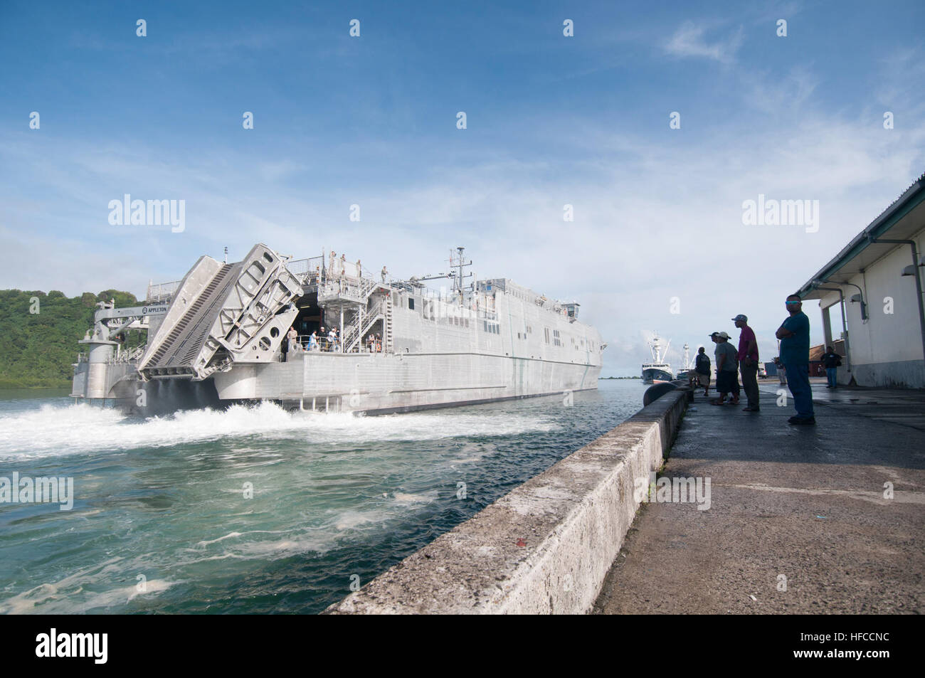 150621-N-TW039-034 Kolonia, Pohnpei (21 juin 2015) - Le transport maritime militaire interarmées de commandement du navire à grande vitesse (JHSV USNS Millinocket 3) se prépare à tirer du côté de la jetée à Kolonia, Pohnpei, États fédérés de Micronésie, le 21 juin. Les États fédérés de Micronésie est le deuxième arrêt du Partenariat du Pacifique 2015. Millinocket sert de plate-forme de l'enseignement secondaire pour Pacific Partnership, dirigé par un élément de commandement de la force expéditionnaire de la Marine, 30e Régiment de construction navale (30 RCN) de Port Hueneme, Californie maintenant dans sa 10e version, le Pacifique est le plus grand partenariat multilatéral annuel hum Banque D'Images