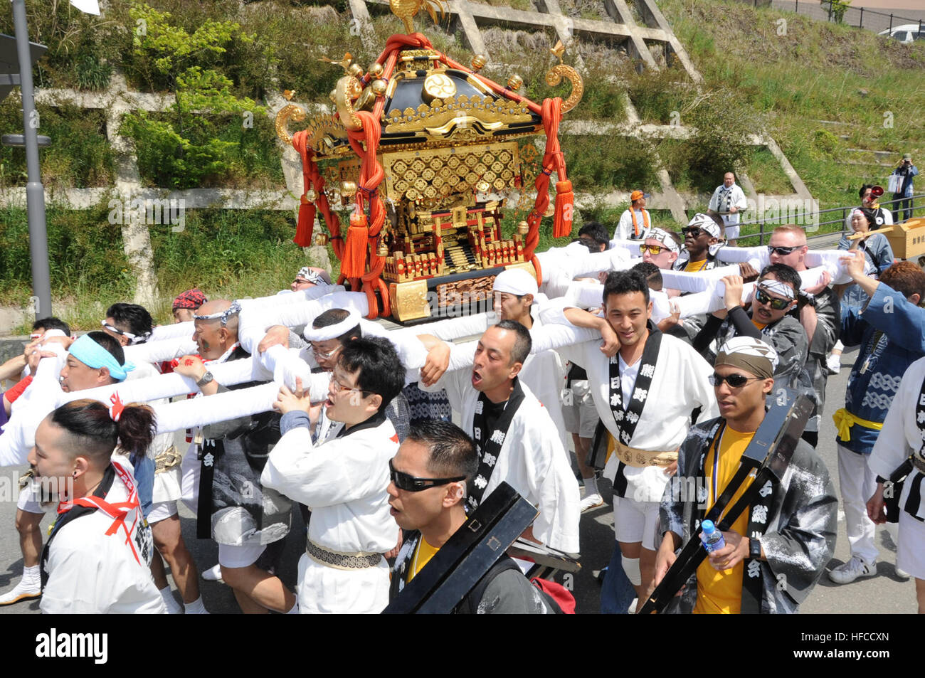 150503-N-EC644-103 ONAGAWA, Japon (3 mai 2015) Marins de Misawa Air Base, Japon, aider les citoyens d'Onagawa, Japon, faire un sanctuaire Shinto portable, appelé un mikoshi, au cours de la ville en mikoshi festival. Les prêtres Shinto local de prier pour la sécurité de la ville comme le mikoshi est effectué pour les quartiers environnants. La ville d'Onagawa est situé dans la préfecture de Miyagi et du Japon a été dévasté par le séisme et le tsunami qui a suivi qui a frappé la région le 11 mars 2011. Les citoyens d'Onagawa a commencé à inviter la Marine américaine pour leur festival annuel comme un signe de l'amitié après l'imp Banque D'Images