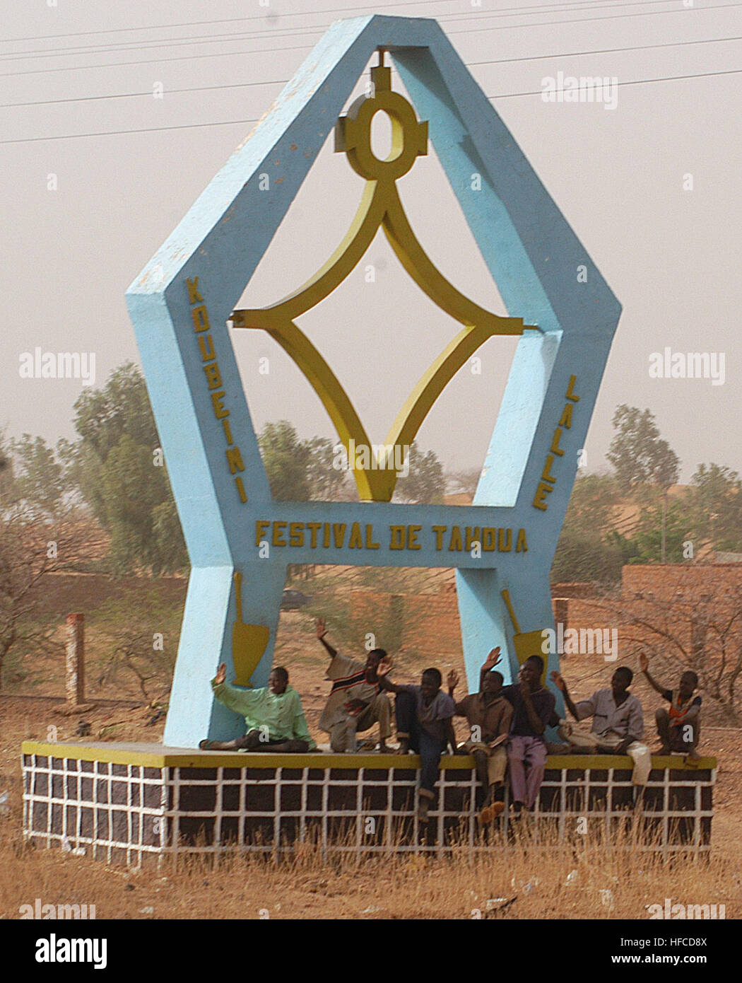 Enfants nigériens vague à un convoi de marines à propos de distribuer des repas, prêt à manger (MREs) aux citoyens de Tahoua, Niger. Les marines sont au Niger dans le cadre de l'exercice 2006, l'Accord de partage d'un exercice qui apporte l'aide humanitaire au Niger, tout en permettant aux États-Unis et bilatéraux de lutte contre le terrorisme nigérien de la formation. 2006 Niger Tahoua Monument Banque D'Images