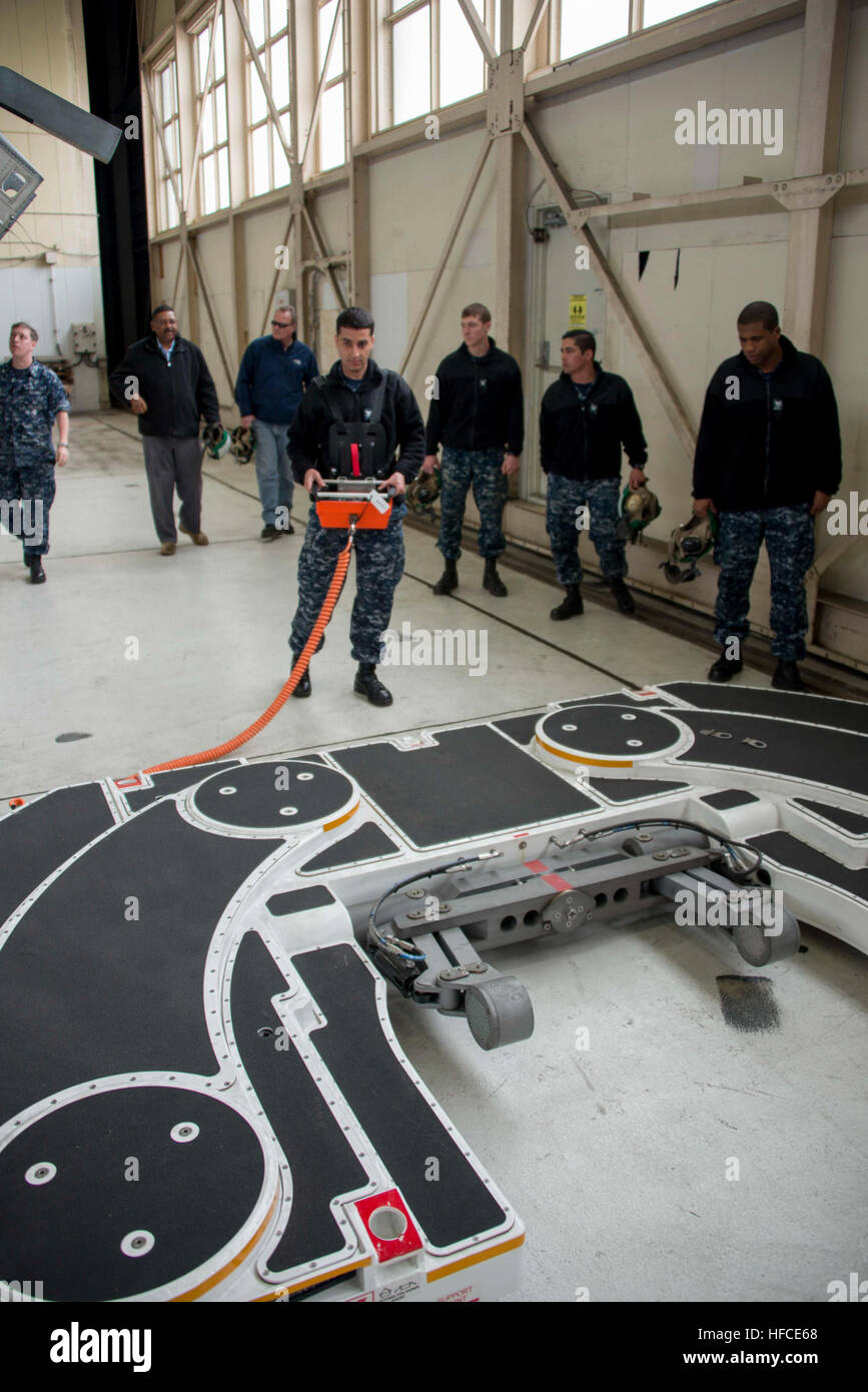 150402-N-EI558-004 NAVAL AIR FACILITY ATSUGI, au Japon (2 avril 2015) - Maîtres d'aviation Mate (manutention) 3e classe 'king' Tracteur Oulis de Houari, USS George Washington (CVN 73) Ministère de l'air V3, tests de la Division d'un nez d'avion queue l'intégration de système (MANTIS) Gestionnaire de système à bord (Shh) très bas profil (PEL) à l'hélicoptère grève maritime (HSM) Squadron 77 hanger. Le Mantis sera déployé à bord de l'USS George Washington pour la première fois au cours de l'été prochain croisière. Le système a été créé dans l'intention d'être utilisé à la place du courant à bord des avions de transport, whil Banque D'Images