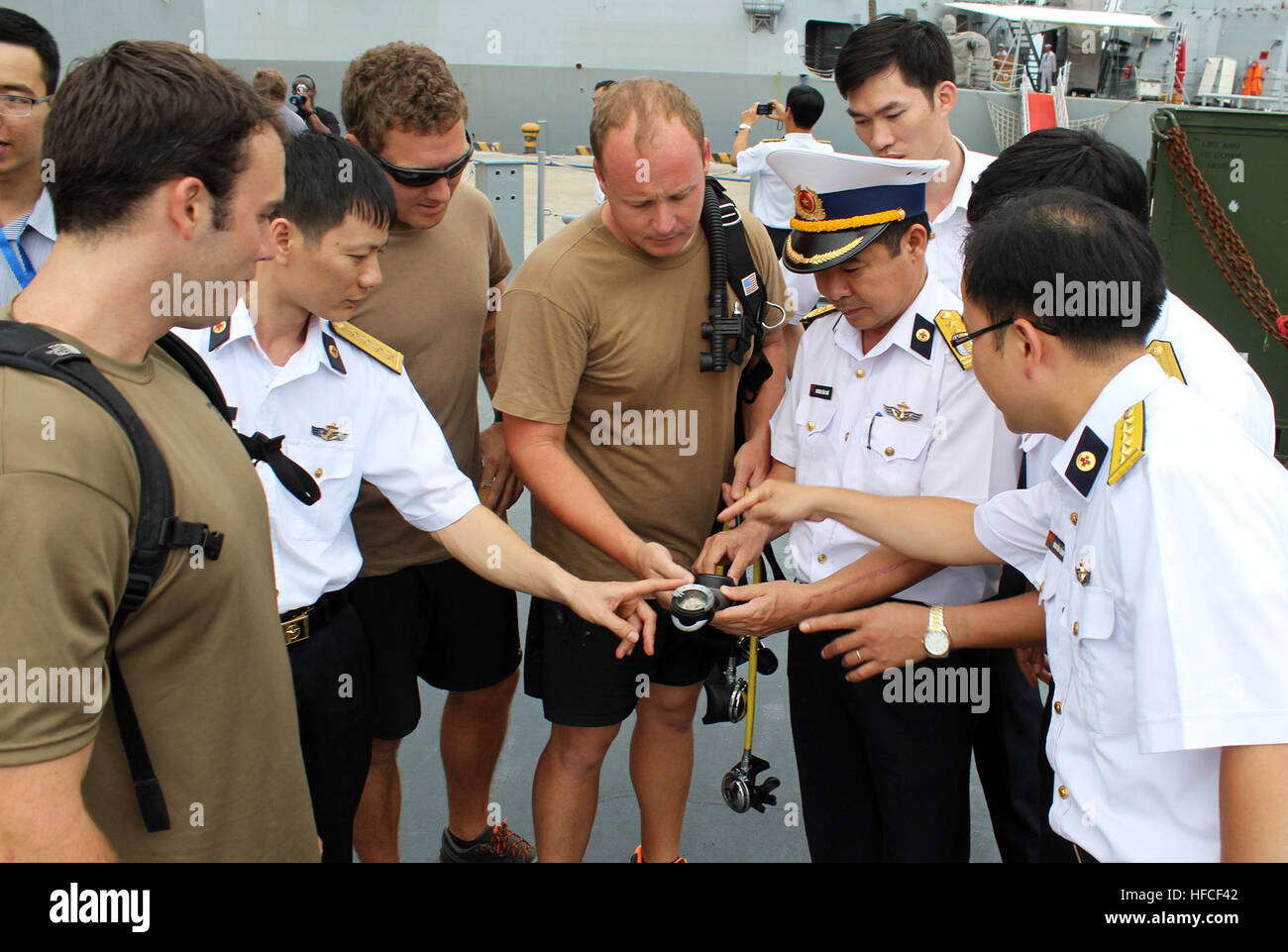 140408-N-KM848-201 Da nang, Vietnam (8 avril 2014) 1ère classe plongeur de la Marine américaine James Taft, centre, explique l'équipement de plongée de la Marine américaine au Vietnam, les marins de la Marine au cours d'un échange de compétences à bord du navire de sauvetage et de renflouage USNS Sauvegarder (T-ARS-50) au cours de l'activité d'engagement naval (AEN) au Vietnam. L'AEN offre des opportunités pour les professionnels de la marine américaine et vietnamienne pour partager les meilleures pratiques et les compétences maritimes. (U.S. Photo par marine Spécialiste de la communication de masse 1re classe Tim Miller/libérés) Activité d'engagement naval 140408-N-KM848-201 Banque D'Images