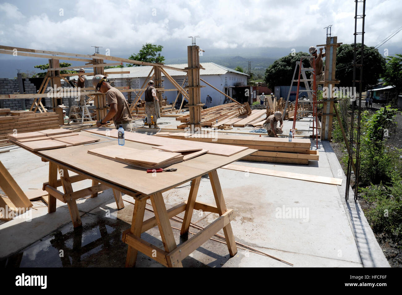 Attribué à Seabees Mobile Naval Construction Battalion 3 travaux sur la construction de l'école primaire de Hamramba à Moroni sur l'île-nation de l'Afrique de l'Est des Comores, le 20 novembre. De Seabees NMCB 3 sont actuellement déployés pour Combined Joint Task Force-Horn of Africa à partir de leur port d'attache à Port Hueneme, Californie et ont travaillé à l'école en collaboration avec le gouvernement des Comores. Bataillon de construction navale 3 Mobile en Comores 227479 Banque D'Images