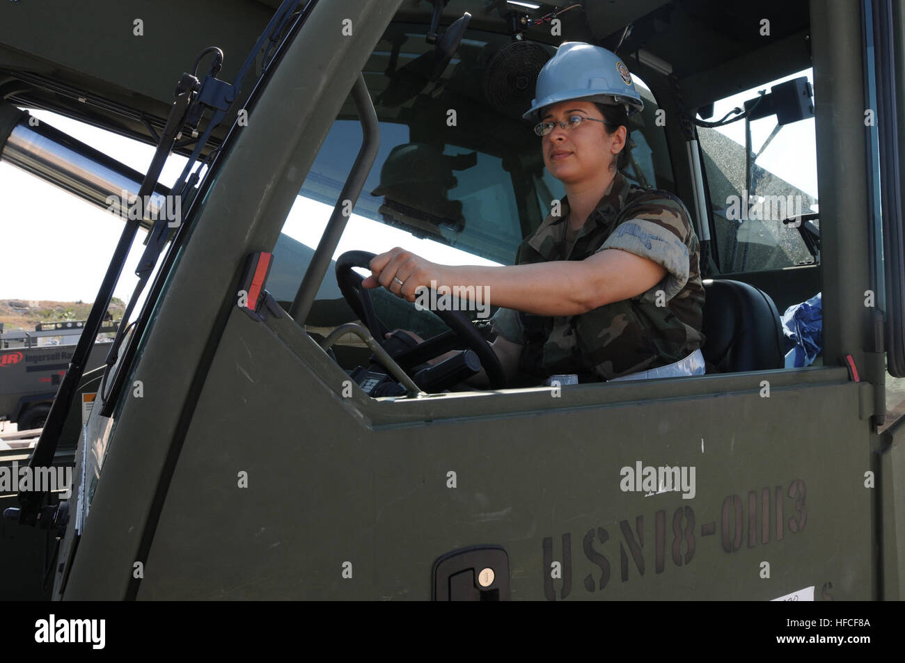 GUANTANAMO BAY, Cuba - Spécialiste de la logistique de la Marine 2e classe Yvonne Macias opère un chariot élévateur étendu dans le cadre de ses tâches quotidiennes, le 12 février 2010. Macias, réserviste de Houston, est partie de la manutention du fret maritime 13 bataillon, qui a été activé pour obtenir un soutien logistique à la station navale des États-Unis à Guantanamo Bay pour l'opération réponse unifiée. Guantanamo la foi mène sûr, humain, juridique et transparent le soin et la garde des détenus, y compris ceux qui ont été condamnés par une commission militaire et ceux commandés libéré par un tribunal. La foi mène des activités de collecte, d'analyse et de diffusion f Banque D'Images