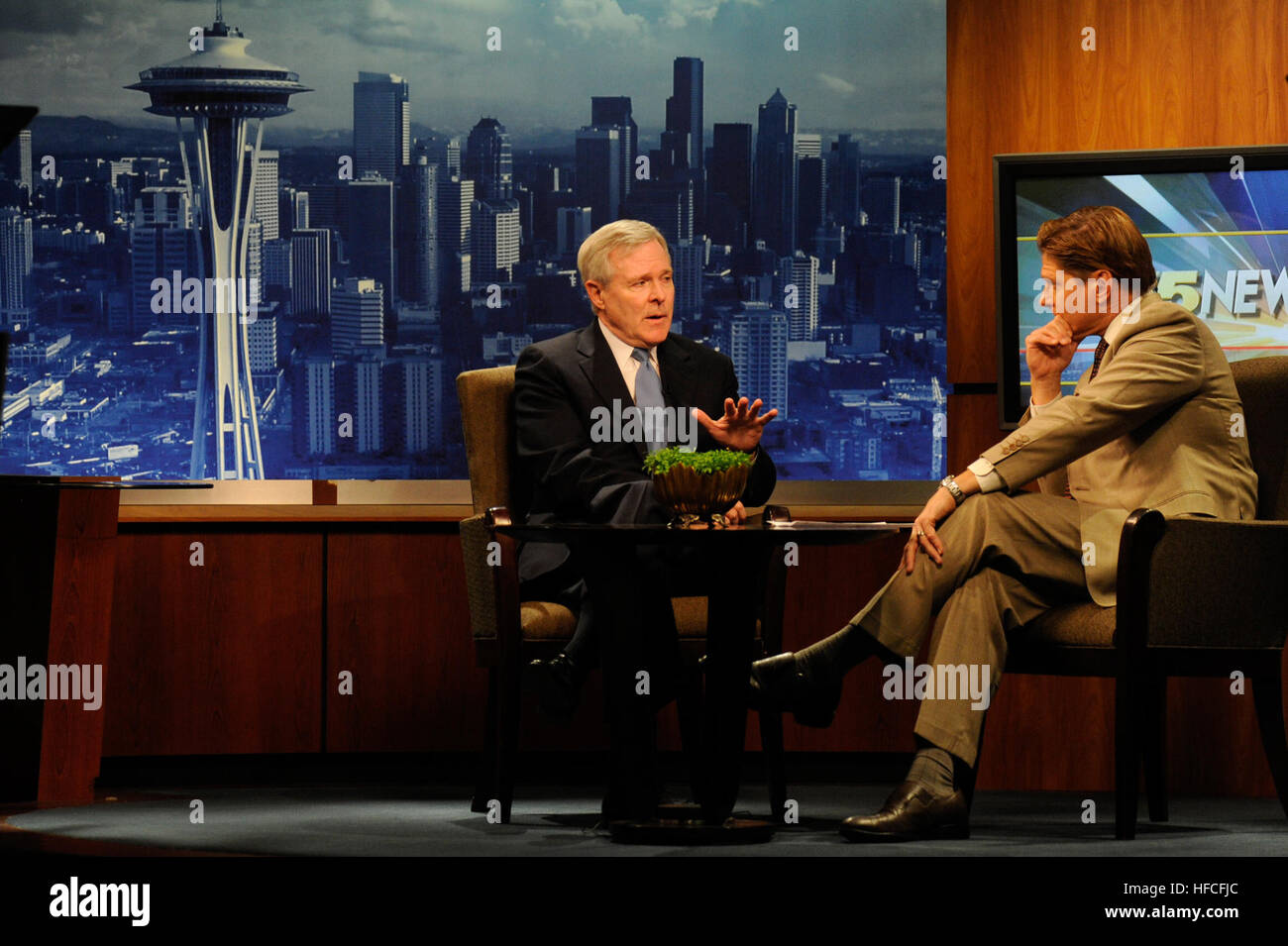 Le secrétaire à la Marine Ray Mabus répond aux questions sur l'état actuel de la Marine et le Marine Corps pendant une entrevue sur King 5 nouvelles du matin à Seattle, Washington, le 14 avril 2010. Claude est sur une visite de trois jours au nord-ouest. (Photo du département de la communication de masse de 2e classe Kevin Spécialiste S. O'Brien, U.S. Navy/libérés) NavyKing5 Banque D'Images