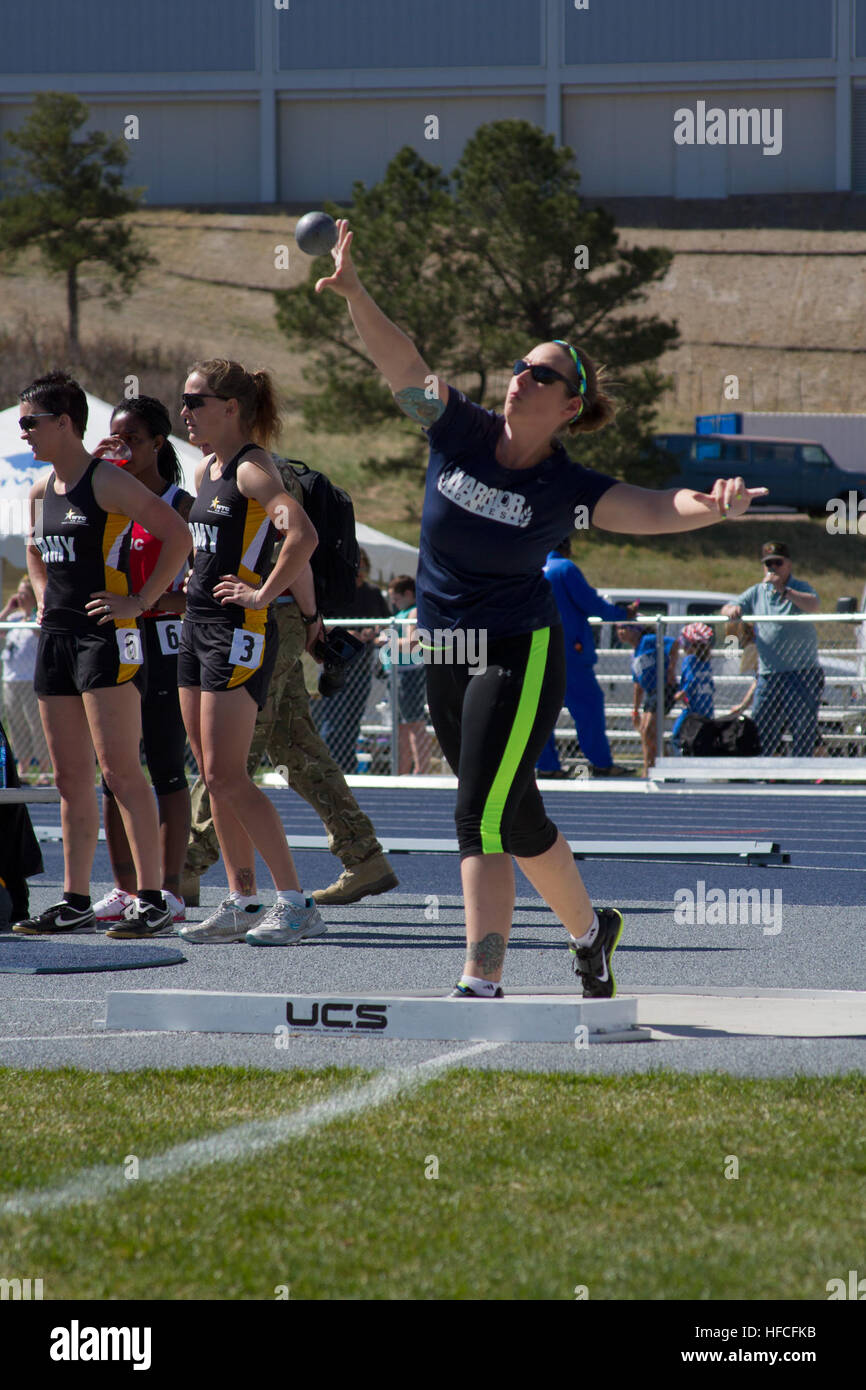 L'Artilleur en chef de la marine 4400 Jeannette Tarqueno participe à des événements d'athlétisme au 2013 Jeux de guerrier. Les Jeux, organisée par le Comité Olympique Américain jeux paralympiques du programme militaire, l'occasion de blessés, malades, blessés et les membres de services de participer à des sports de compétition contre des membres d'autres branches du service. Les athlètes concourent dans la marine track & field au 2013 130514 Jeux de guerrier-N-AN499-018 Banque D'Images