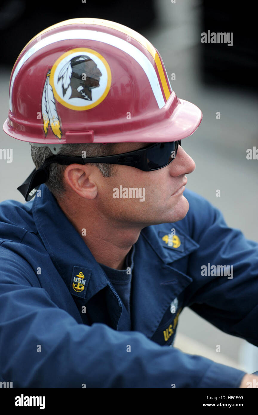 Bryan Williams, chef plongeur de la Marine américaine, de la plongée et de l'unité mobile de récupération 2, supervise les préparatifs de plongée à bord de la commande de transport maritime militaire récupérer et sauver, navire USNS Portée. Saisir, MDSU-2 et de la Marine, de l'archéologue scientifique, et les historiens sont actuellement déployés à la mer du Nord à mener des expéditions de plongée. Tout en vérifiant les sites présumés de naufrages, qu'ils espèrent trouver en fin de compte le phare historique de John Paul Jones, USS Bohnomme Richard. (U.S. Photo par Marine Maître de 1re classe Ja'lon A. Monsieur connard) plongeur de la Marine américaine à bord de l'USNS saisir 110719-N-EF447-012 Banque D'Images