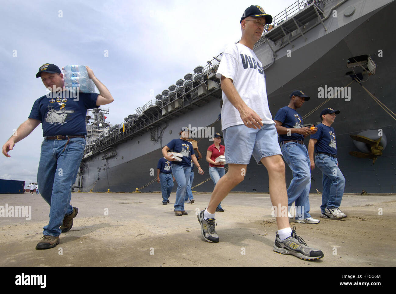 Le cmdr. Bruce Boyle, USS Wasp LHD (1), l'aumônier de la commande avec le premier maître de harem prendre part à un projet de relations communautaires à l'Academia de Boxeo Ismael Laguna, une école de boxe pour les enfants, à l'appui de PANAMAX 2007, Colon, Panama, 30 août. Forces civiles et militaires de 19 pays participent à PANAMAX 2007, un U.S. Southern Command et conjointes de formation multi-national l'exercice co-parrainé avec le gouvernement du Panama, dans les eaux au large des côtes du Panama et du Honduras. Fournir de l'aide du personnel de la marine au cours du Panamax 2007 55344 Banque D'Images