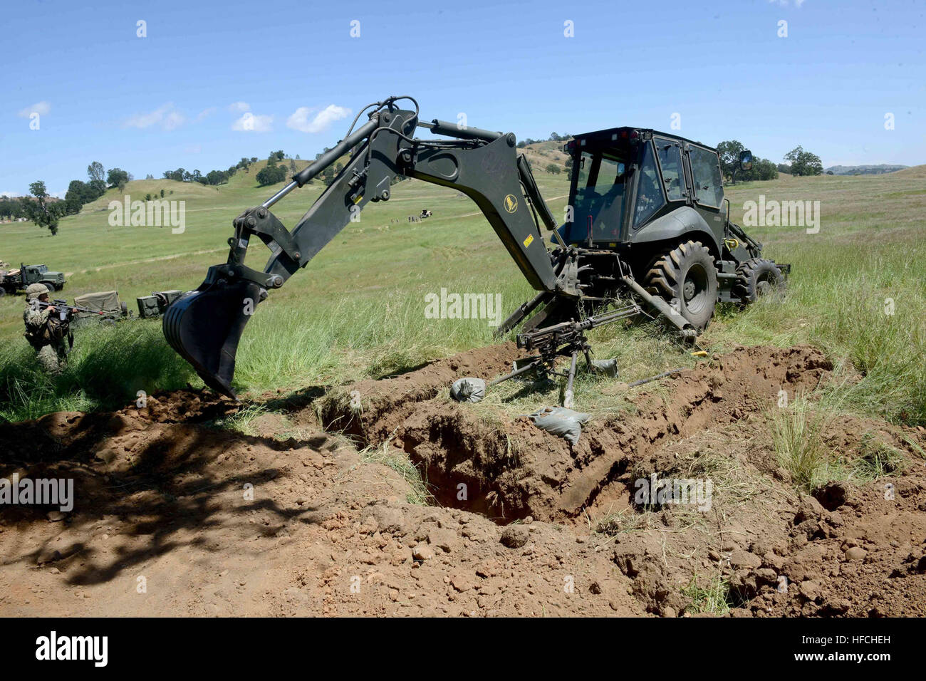 160425-N-WA189-008 FORT HUNTER LIGGETT, Californie (25 avril 2016) - Seabees, affectés à la construction navale (bataillon Mobile NMCB) 5, utilisez une pelle pour creuser une position de combat autour d'une mitrailleuse de calibre .50 pour le camp de la sécurité pendant l'exercice de formation sur le terrain (FTX). Le FTX prépare et teste la capacité du bataillon d'entrer dans des endroits hostiles, construire des projets de construction attribué et se défendre contre les attaques ennemies à l'aide de scénarios réalistes tout en étant évalué par NCG 1. (U.S. Photo par marine Spécialiste de la communication de masse 2e classe Adam Henderson/libérés) NMCB 5 Formation Champ Exerci Banque D'Images