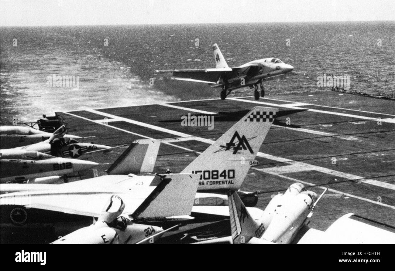 RA-5C de l'Amérique du nord de l'Autodéfense RVAH-11 atterrit sur le USS Forrestal (CVA-59) en 1967 Banque D'Images