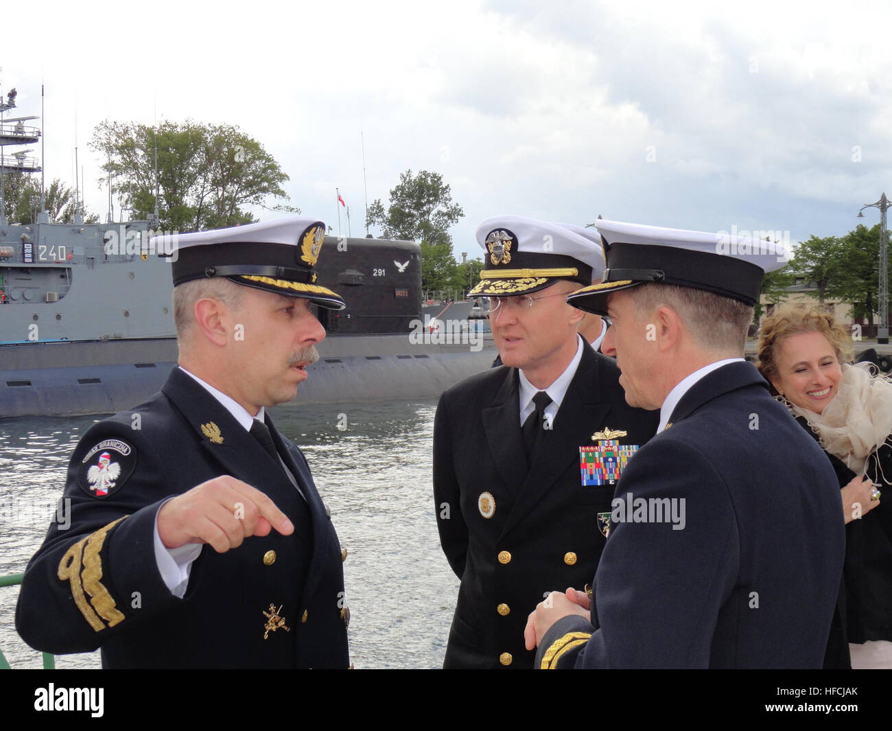 Adm arrière polonais. Piotr Stocki (à gauche), commandant, Unité Régionale Maritime de la frontière polonaise, gardes ou "traz Graniczna', mémoires U.S. Navy Vice Adm. Frank C. Pandolfe (centre), commandant de la sixième flotte américaine, et commandant, frappant et soutenir des forces de l'OTAN, avec l'arrière polonais Adm. Ryszard Demczuk (à droite), chef de la formation de la marine polonaise, tandis que les installations à Gdynia Naval Base pendant une visite officielle en Pologne. Vice-amiral. La visite de Pandolfe a coïncidé avec le début de l'exercice maritime international le plus important dans la région de la mer Baltique, BALTOPS, qui marque son 40e anniversaire cette année. Particulier Banque D'Images