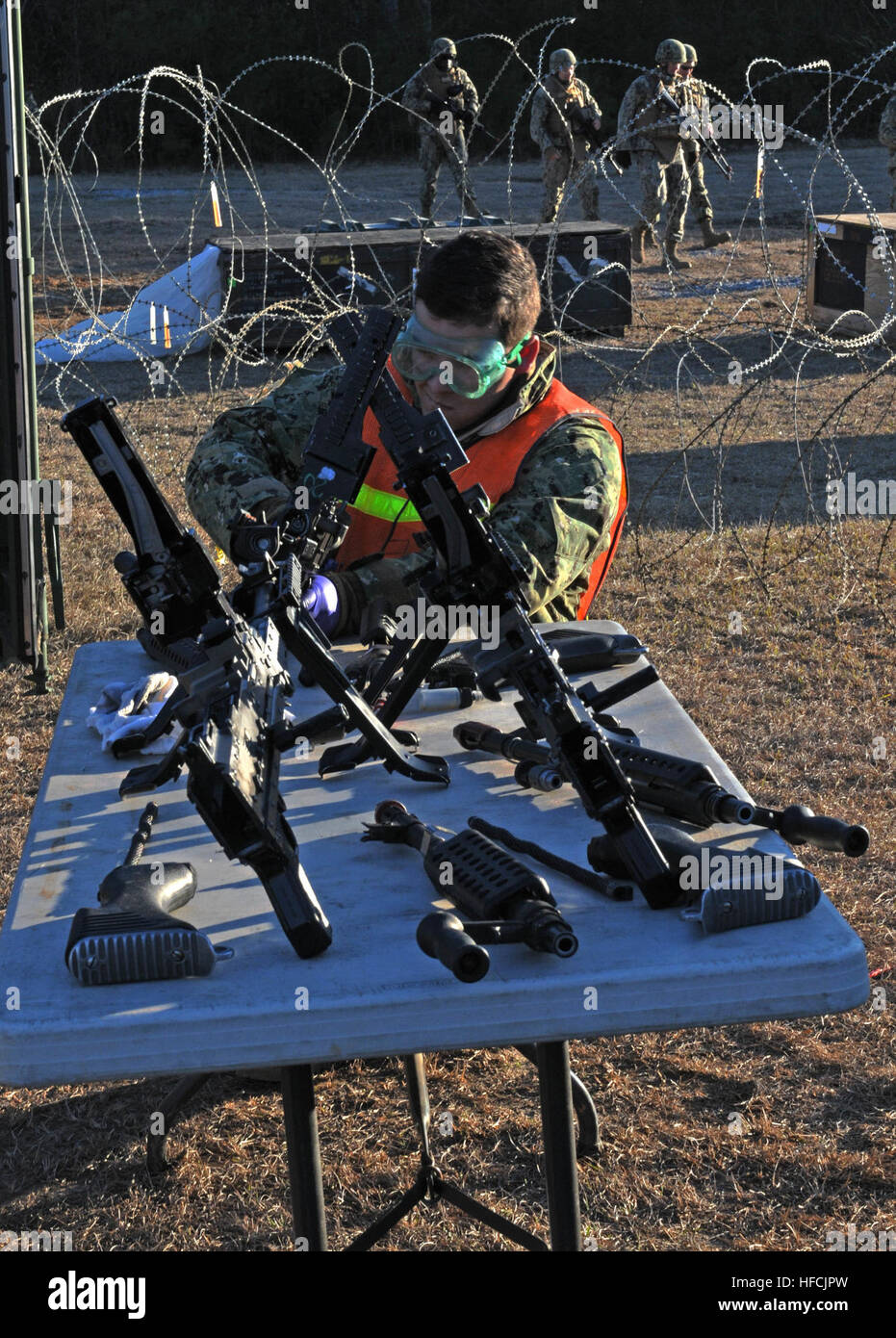 CAMP SHELBY, Mississippi (fév. 18, 2015) de la Naval Seabees Bataillon de construction Mobile 1's foward base d'exploitation 1 effectuer des travaux de construction au cours de l'opération portant le Duel, un champ d'entraînement en vue de leur prochain déploiement. (U.S. Photo par marine Spécialiste de la communication de masse en chef Kim Martinez) Opération portant le Duel 2015150219-N-EP471-198 Banque D'Images