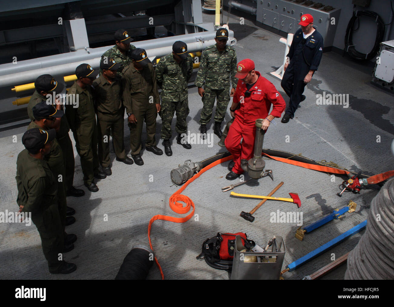 Maître de 2e classe Corey Hill, spécialiste du contrôle des dommages, affecté à la station de transport amphibie USS Dubuque, explique l'utilisation de la zone péri-jet pendant le fonctionnement de l'éjecteur Breeze Bungalow Maldives avec les Forces de défense nationale. Breeze Bungalow opération 300900 Banque D'Images