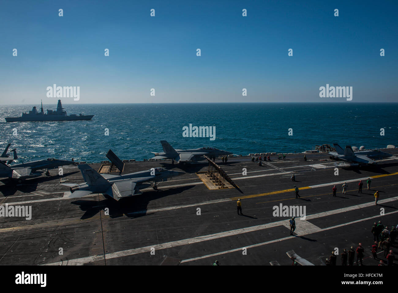 Air-defense destroyer HMS Dauntless (D33) cuit avec porte-avions USS Carl Vinson (CVN 70) dans le golfe Arabo-Persique. Carl Vinson est déployée dans la zone 5e flotte américaine d'appui à l'opération d'opérations inhérentes à résoudre, dans l'Iraq et la Syrie comme dirigé, les opérations de sécurité maritime, et le théâtre de la coopération en matière de sécurité dans la région. (U.S. Photo par marine Spécialiste de la communication de masse 2e classe Alex King/libérés) opération inhérents résoudre 150202-N-RM464-093 Banque D'Images