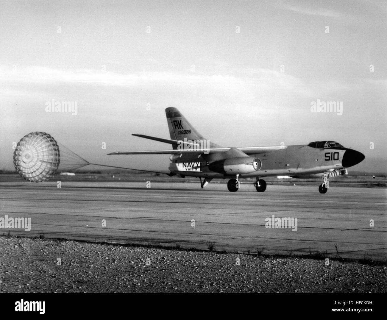 A3D-2 Skywarrior de VAH-5 atterrir à Port Lyautey NAS c1958 Banque D'Images