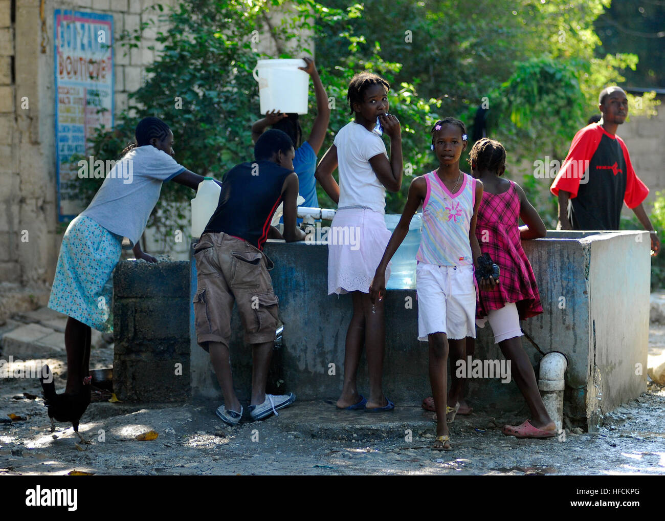 Les habitants de recueillir l'eau du village est que de l'eau  d'alimentation dans Neply, Haïti. Le quai de débarquement amphibie USS  Carter Hall est sur le poste en Haïti, ainsi que le