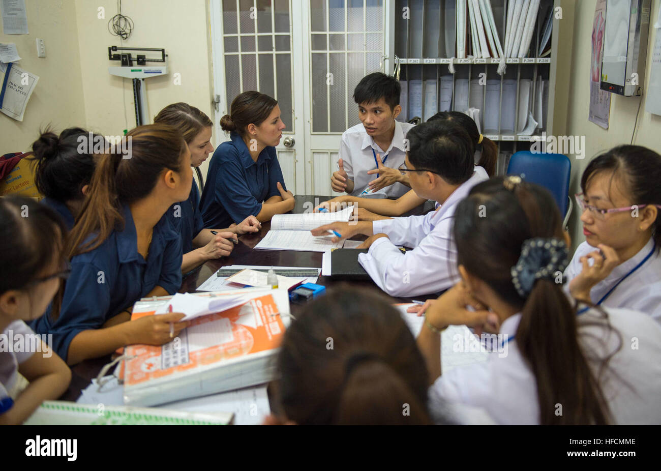 160721-N-BB534-220 Da nang, Vietnam (21 juillet 2016) le personnel de l'hôpital à Da Nang et de l'orthopédie de l'hôpital de réadaptation s'entretenir avec les nutritionnistes attribué à navire-hôpital USNS Mercy (T-AH 19), projet et espère que les bénévoles au sujet des moyens d'améliorer la nutrition pour les patients. Les membres du Partenariat du Pacifique 2016 a visité l'hôpital pour un échange d'experts en la matière où ils ont discuté de la gestion alimentaire pour les patients qui se remettent d'une chirurgie. La miséricorde est rejoint à Da Nang par JS 22870 Île-(LST-4002) et de navires de la marine du peuple du Vietnam Khánh Hóa pour Pacific Partnership. Les nations partenaires travaillent travaillent côte- Banque D'Images