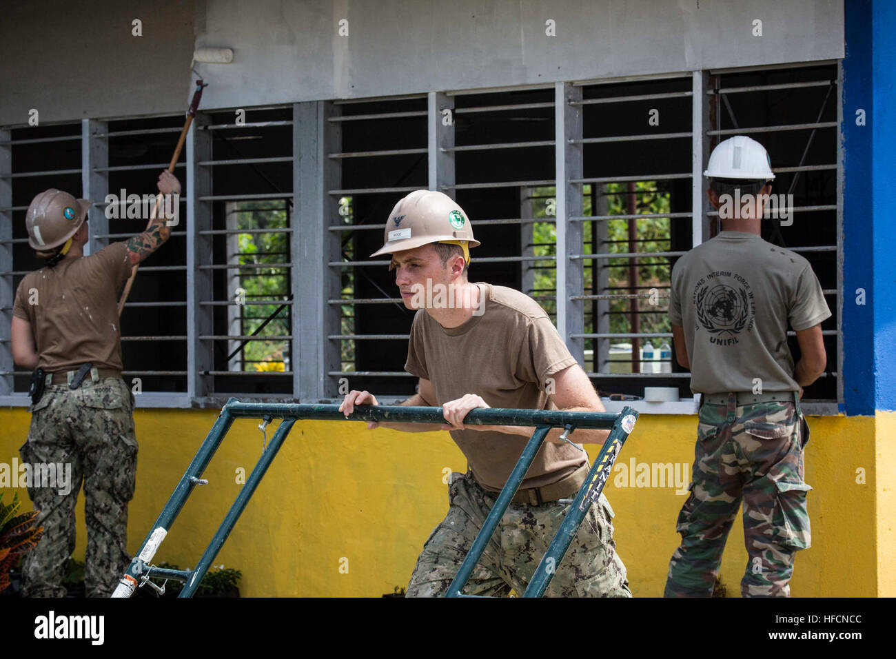 160804-N-CV785-100 KUANTAN, Malaisie (16 août 2000 8, 2016) U.S. Navy Seabee électricien de construction 3e classe Trevor Wood démantèle les échafaudages pendant la rénovation de Kemas Tabika Felda Bukit la maternelle dans le cadre du Partenariat du Pacifique 2016. U.S. Navy Seabees et le transport du personnel d'ingénierie et de l'école maternelle rénovée au cours de la période de 2-13 août, l'installation de murs, plafonds et l'embellissement de l'environnement pour les étudiants. C'est la première fois Pacific Partnership a visité la Malaisie. Au cours de l'arrêt de la mission des Nations Unies partenaires travaillent côte à côte avec des militaires locaux et civilia Banque D'Images