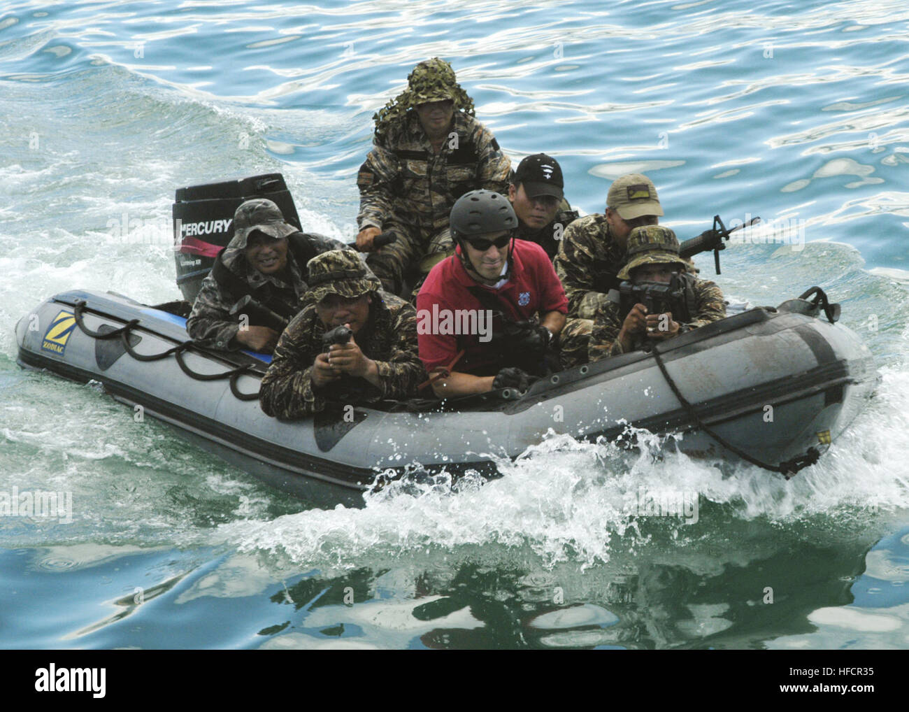 U.S. Coast Guard Maître de 2e classe Justin Laragione, centre, et le groupe d'opérations spéciales de la marine philippine marins conduite des opérations d'interdiction simulée le 22 mai 2009, au cours de préparation et de formation La coopération à flot (carat) dans la ville de Cebu, aux Philippines. CARAT est une série d'exercices bilatéraux organisés chaque année en Asie du sud-est de renforcer les liens et d'améliorer l'état de préparation opérationnelle des forces canadiennes participantes. (Photo par le chef du département de la communication de masse, spécialiste de David M. Votroubek U.S. Navy/libérés d'opérations spéciales de la marine philippine) M3 SMG Banque D'Images