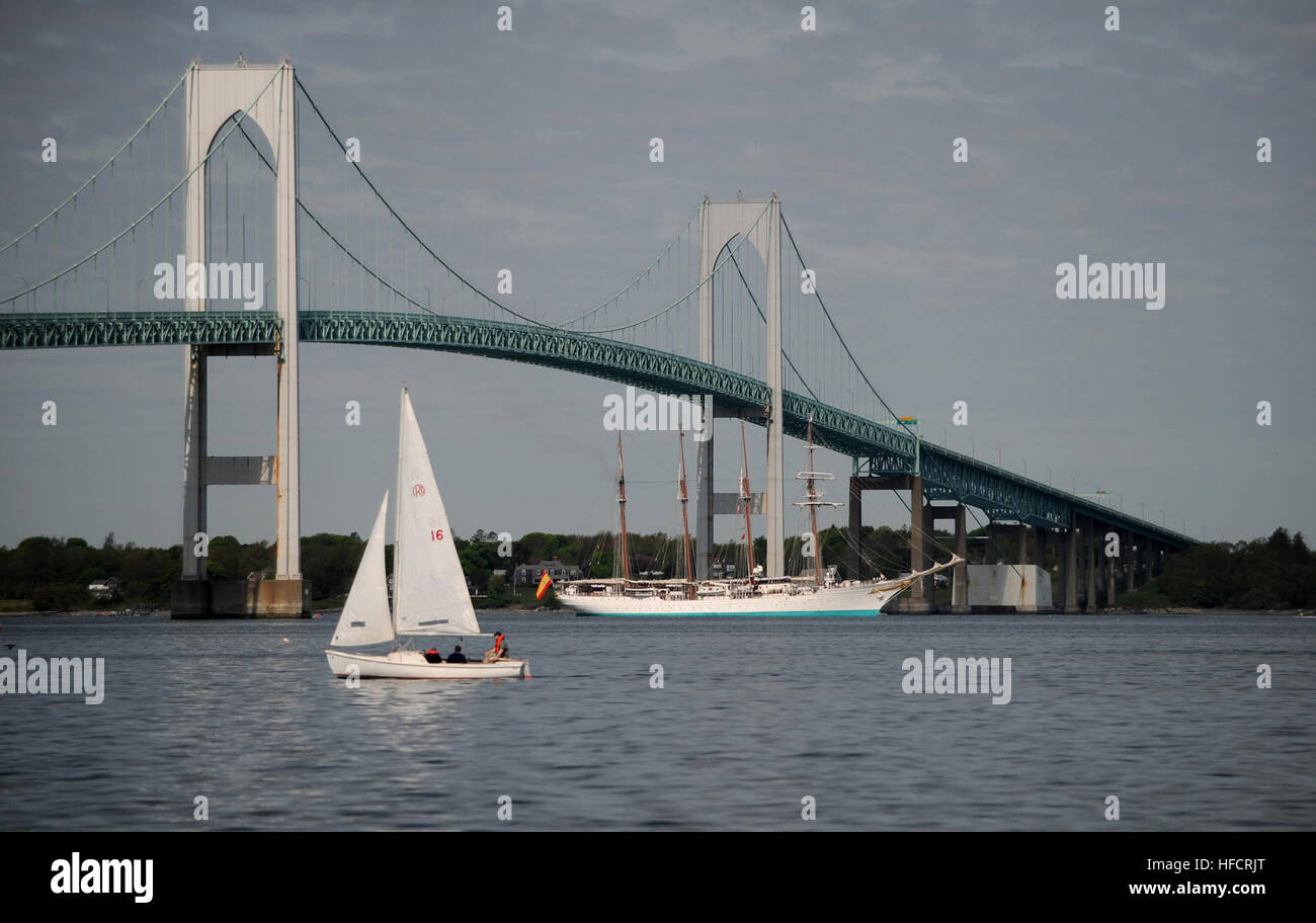 Le navire-entraîneur Juan Sebastian de Elcano (A 71) passe sous le pont Claiborne Pell à l'approche de la base navale de Newport au cours d'une croisière d'entraînement de six mois. Banque D'Images