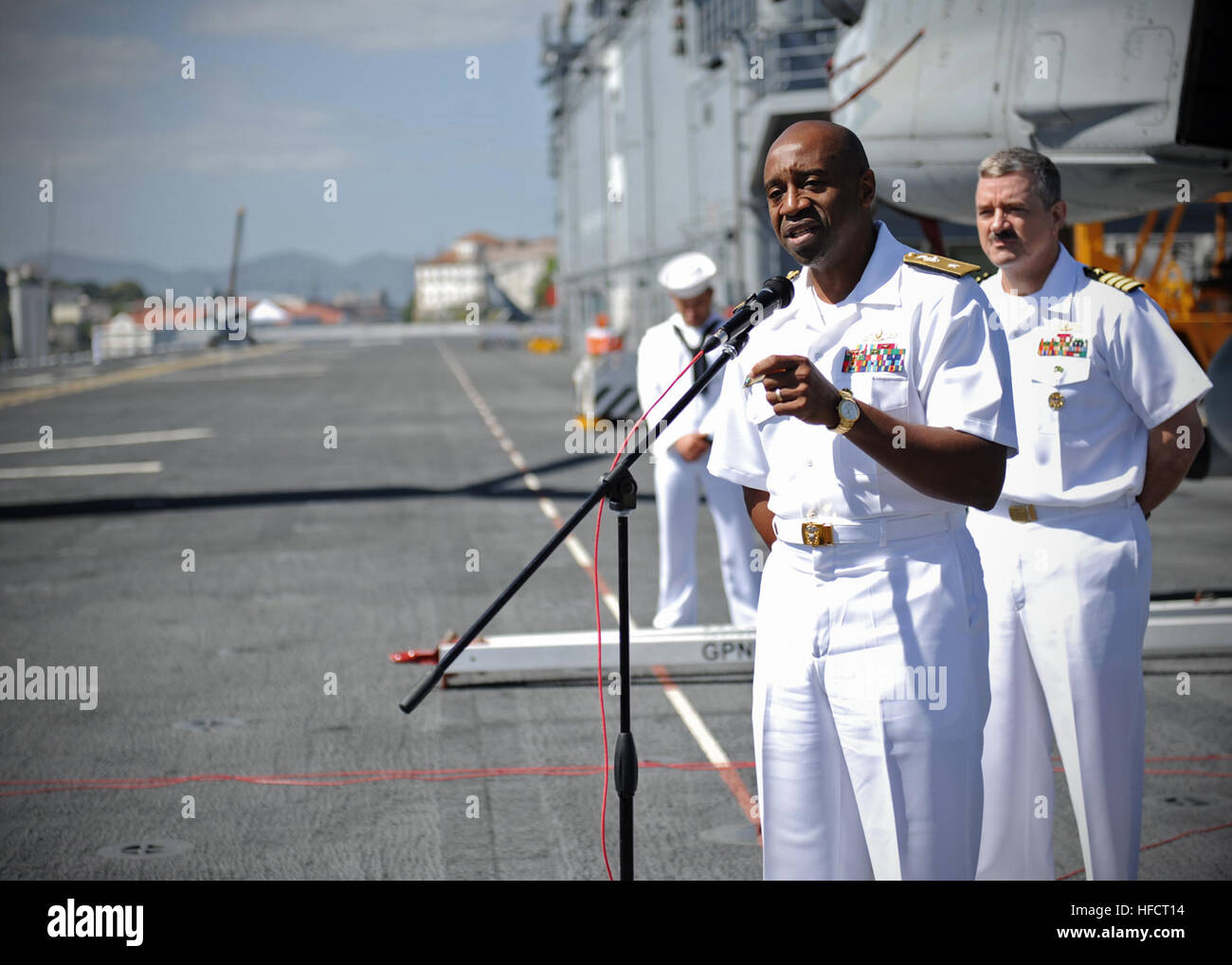 Adm arrière. Frank L. Étangs, commandant, 3 groupe expéditionnaire, aborde les médias lors d'une conférence de presse sur le poste de pilotage à bord de l'avenir d'assaut amphibie USS America (LHA 6). L'Amérique est en ce moment en voyageant à travers le Commandement Sud des États-Unis et 4ème Flotte américaine zone de responsabilité pour son premier transit, 'America visite l'Amérique." L'Amérique est le premier navire de sa classe, remplacement du Tarawa-classe de navires d'assaut amphibie. Comme la prochaine génération 'big-deck" de débarquement amphibie, l'Amérique est optimisé pour l'aviation, capable de prendre en charge les aéronefs actuels et futurs su Banque D'Images