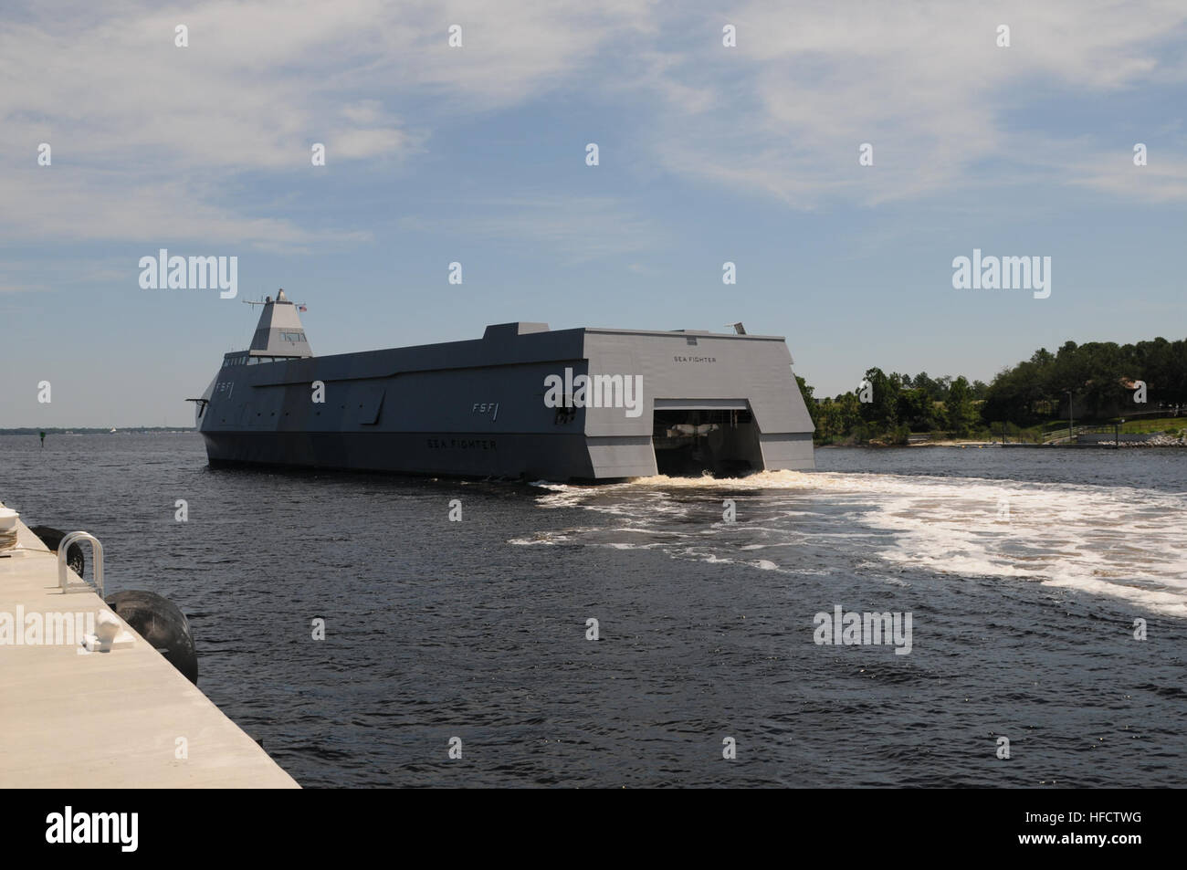 120826-N-Zn848-045 Panama City en Floride (26 août 2012) - Le navire de recherche et développement R/V Sea Fighter (FSF-1), un démonstrateur de technologie avancée exploité par le Bureau de la recherche navale,quitte la base navale américaine de la ville de Panama en prévision de la tempête tropicale Isaac. (U.S. Photo par marine Spécialiste de la communication de masse 2e classe David Didier/libérés) R-V Sea Fighter 120826-N-Zn848-045 Banque D'Images