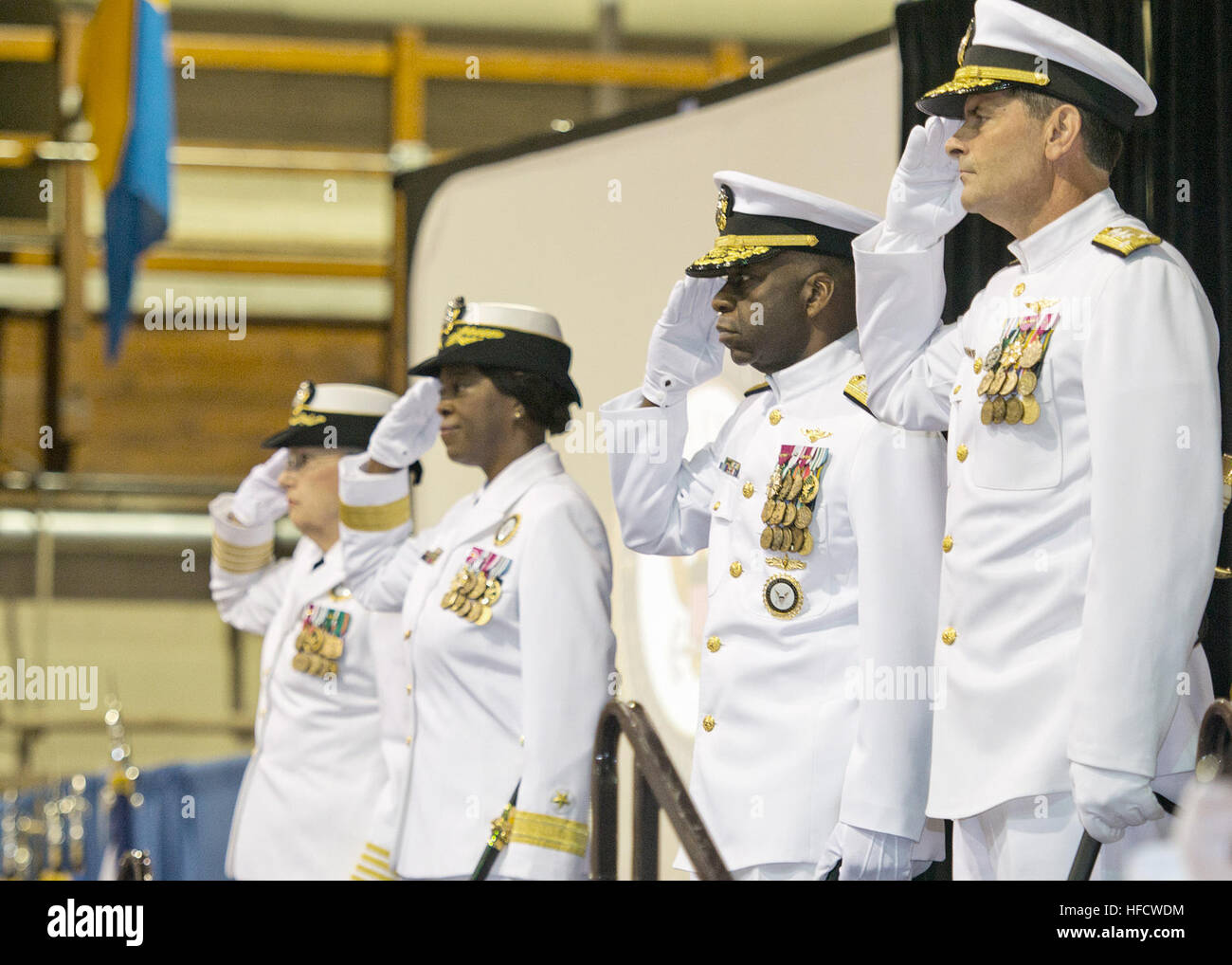 Chef du personnel naval Vice Adm. William Moran, droite, était l'orateur invité à la marine commande Recrutement changement de commandement le 29 août 2013. Au cours de la cérémonie, Adm arrière. Earl Gay, gauche de Moran, a été relevé par Adm arrière. Annie Andrews. (U.S. Photo par marine Spécialiste de la communication de masse 2e classe Amanda Sullivan/libérés) Arrière Adm. Andrews prend le commandement du recrutement pour la Marine 130829-N-OT405-043 Banque D'Images