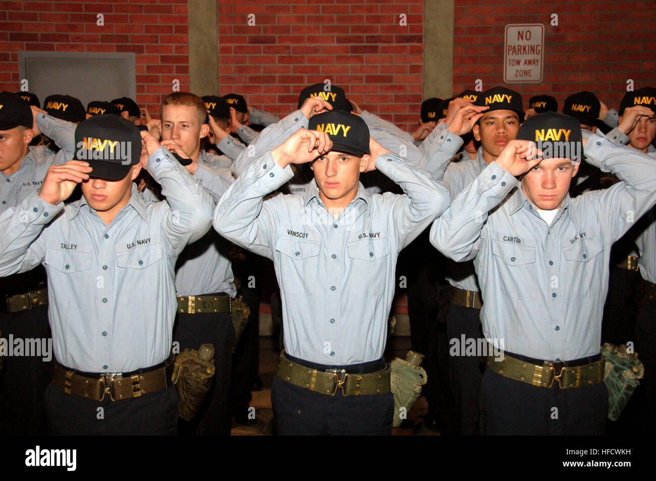 La Division 253 recrues de la Marine place des casquettes sur la tête au cours d'une cérémonie après la fin de la formation pour 21 stations de combat à bord du USS Trayer (CEST 21) à recruter le commandement de l'instruction. 21 Stations de combat est une épreuve de 12 heures, entièrement tenue à bord Trayer, d'un recrutement de ses compétences dans plusieurs évolutions à bord, y compris la lutte contre les incendies et l'arrêt des inondations. C'est aussi la dernière évolution qui marque le dernier rite de passage dans la Marine. 253 Division est la troisième division des opérations des opérations spéciales à passer par la formation des recrues. La division se compose de la cotation des candidats Banque D'Images