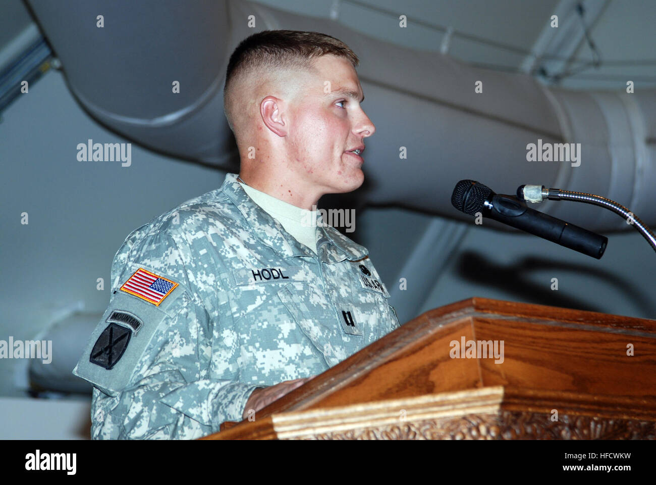 GUANTANAMO BAY, Cuba - l'Armée de terre Le capitaine Christopher M. Hodl traite de soldats de la 189e Compagnie de Police Militaire après une cérémonie de passation de commandement à la Force opérationnelle de la chapelle du soldat de Guantanamo, le 24 juin 2009. Hodl a été relevé par le capitaine de l'Armée de Suzanne Redente en tant que commandant de la 189e compagnie de MP. Guantanamo la foi mène sûr, humain, juridique et transparent le soin et la garde des détenus, y compris ceux qui ont été condamnés par une commission militaire et ceux commandés libéré par un tribunal. La foi mène des activités de collecte, d'analyse et de diffusion pour la protection des détenus et de travail du personnel Banque D'Images