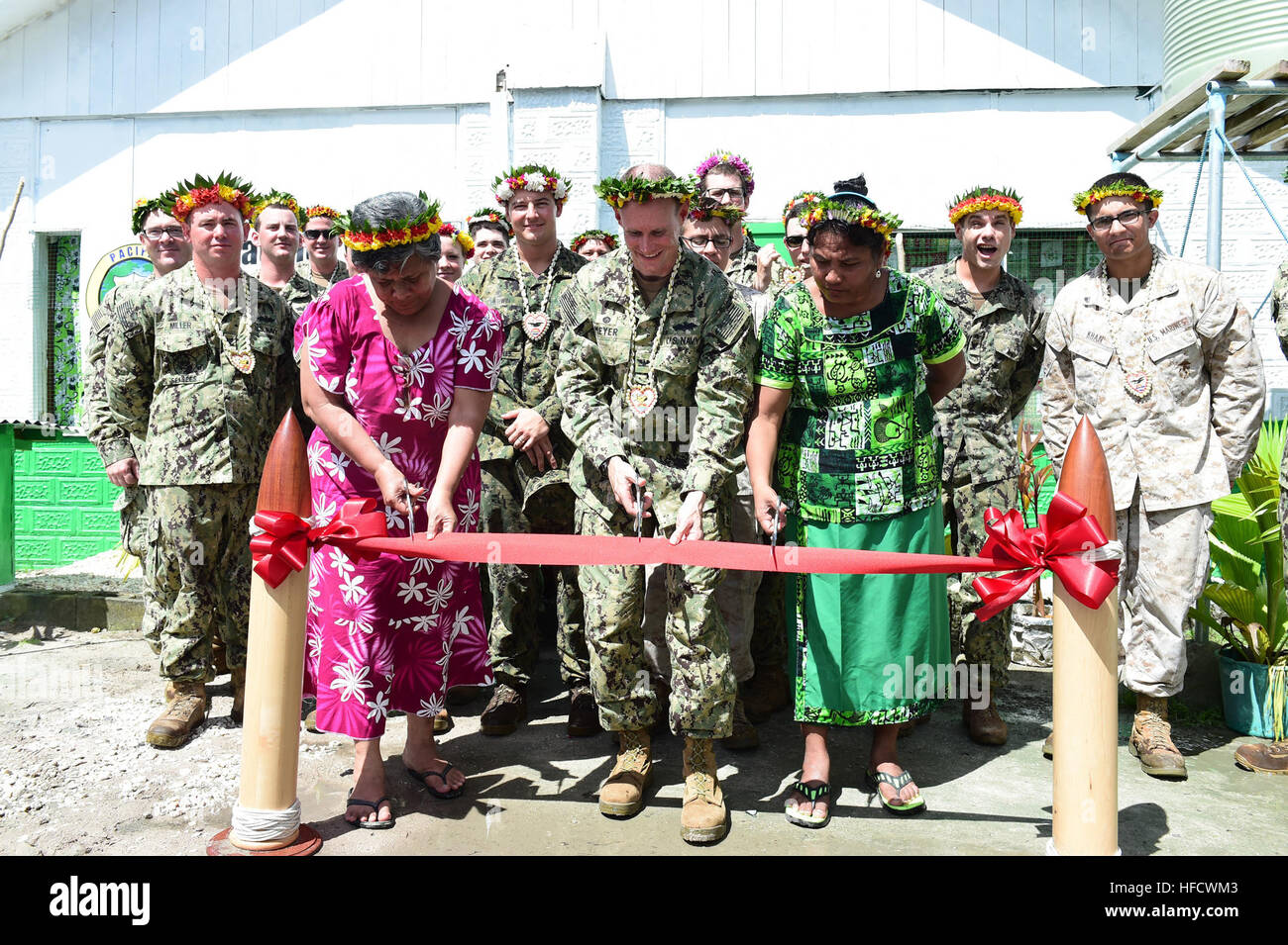 TARAWA, Kiribati (17 juin 2015) - (de gauche à droite) Kiribati Ministre de l'éducation Maere Tekanene, Commodore, Groupe de travail butineur, le capitaine James Meyer, et directeur de l'école primaire de plage rouge, Mary Noere, ont coupé le ruban lors d'une cérémonie le 17 juin. Coupe le ruban marque l'achèvement des rénovations par Seabees attaché à Pacific Partnership 2015. Butineur Task Force est embarquée à bord de la commande de transport maritime militaire à grande vitesse mixte (JHSV navire USNS Millinocket 3). Millinocket sert de plate-forme de l'enseignement secondaire pour Pacific Partnership, dirigé par un élément de commandement de la force expéditionnaire de la Marine de 30t Banque D'Images