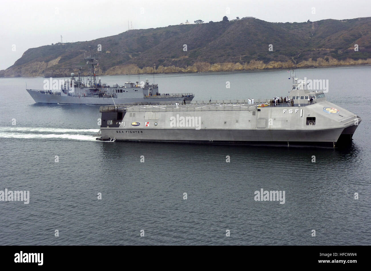 La Marine américaine (USN) Surface littorale (Craft-Experimental LSC(X)), développé par l'Office of Naval Research et baptisé SEA FIGHTER (FSF-1), passe l'USN frégate de classe Oliver Hazard Perry USS RENTZ (FFG 46) lors de son arrivée à son nouveau port d'attache à San Diego, Californie (CA). Le catamaran en aluminium à haute vitesse permet de tester une variété de technologies qui permettra à la Marine d'opérer dans les eaux littorales. Avec une base de 26 personnes, l'équipage de chasse la mer sera également une plate-forme pour l'évaluation de l'équipage minimal de concepts sur les navires de surface. Rentz et FSF-1 Banque D'Images