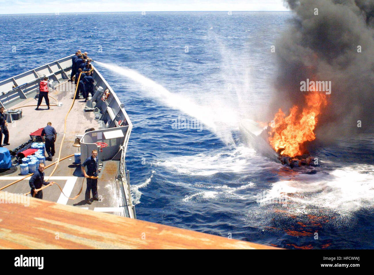 030805-N-0000X-001 Est du Pacifique (août 5, 2003) -- Lors d'une opération antidrogue dans l'Est du Pacifique, l'USS Rentz (FFG 46) équipage combattre un feu mis par de présumés trafiquants de drogue dans une tentative de s'échapper et détruire des preuves. Au cours de cette opération, la frégate lance-missiles récupérés 37 kilos de cocaïne et arrêté cinq suspects, qui ont été remises aux autorités compétentes aux fins de poursuites. Les navires de la marine américaine sont régulièrement déployés dans l'Est du Pacifique et des Caraïbes à l'appui de la guerre aux drogues. Rentz a récemment tiré dans la base navale de Mayport, en Floride, pour décharger les marchandises saisies, et à Banque D'Images