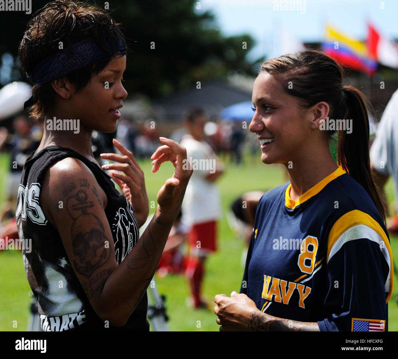 La Marine américaine Gunner's Mate Jacqueline Carrizosa, droit, attribué à le porte-avions USS Ronald Reagan (CVN 76) s'entretient avec la chanteuse et actrice Rihanna, at Joint Base Harbor-Hickam Pearl, Washington, le 14 septembre 2010. Carrizosa fait partie du film 'Battleship' comme un extra et conseiller technique militaire pour Rihanna. Universal Pictures a travaillé avec la Marine américaine dans le tournage de 'Battleship' at Joint Base Harbor-Hickam Pearl. Le film sorti le 18 mai 2012. (U.S. Photo par marine Spécialiste de la communication de masse 2e classe Logico/Mark) Parution Rihanna visite 100914-N-S746-096 Banque D'Images