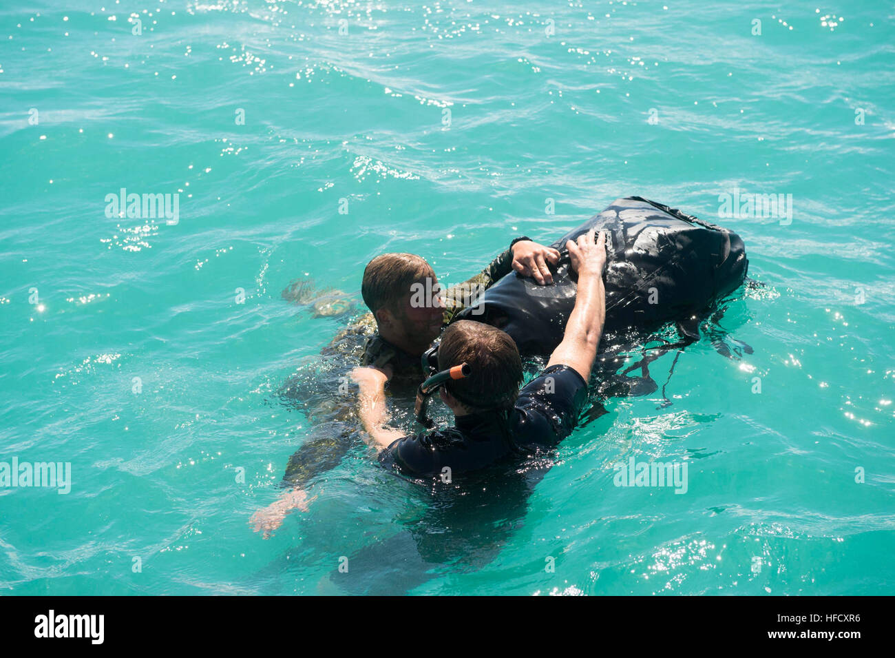 Maître de Manœuvre 2e classe Matthieu McGinn, d'Amherst, en Virginie, un nageur sauvetage affecté à la station d'atterrissage amphibie USS Rushmore (LSD 47), manœuvres de sauvetage et récupération de pratiques sur un soldat des forces canadiennes, affecté à la compagnie Charlie du 3e Bataillon, Princess Patricia's Canadian Light Infantry Division, au cours de l'exercice Rim of the Pacific (RIMPAC) 2014. Vingt-deux nations, 49 navires et 6 sous-marins, plus de 200 avions et 25 000 personnes participent à l'exercice RIMPAC, du 26 juin au 1 août dans et autour des îles Hawaï et la Californie du Sud. Le monde. Banque D'Images
