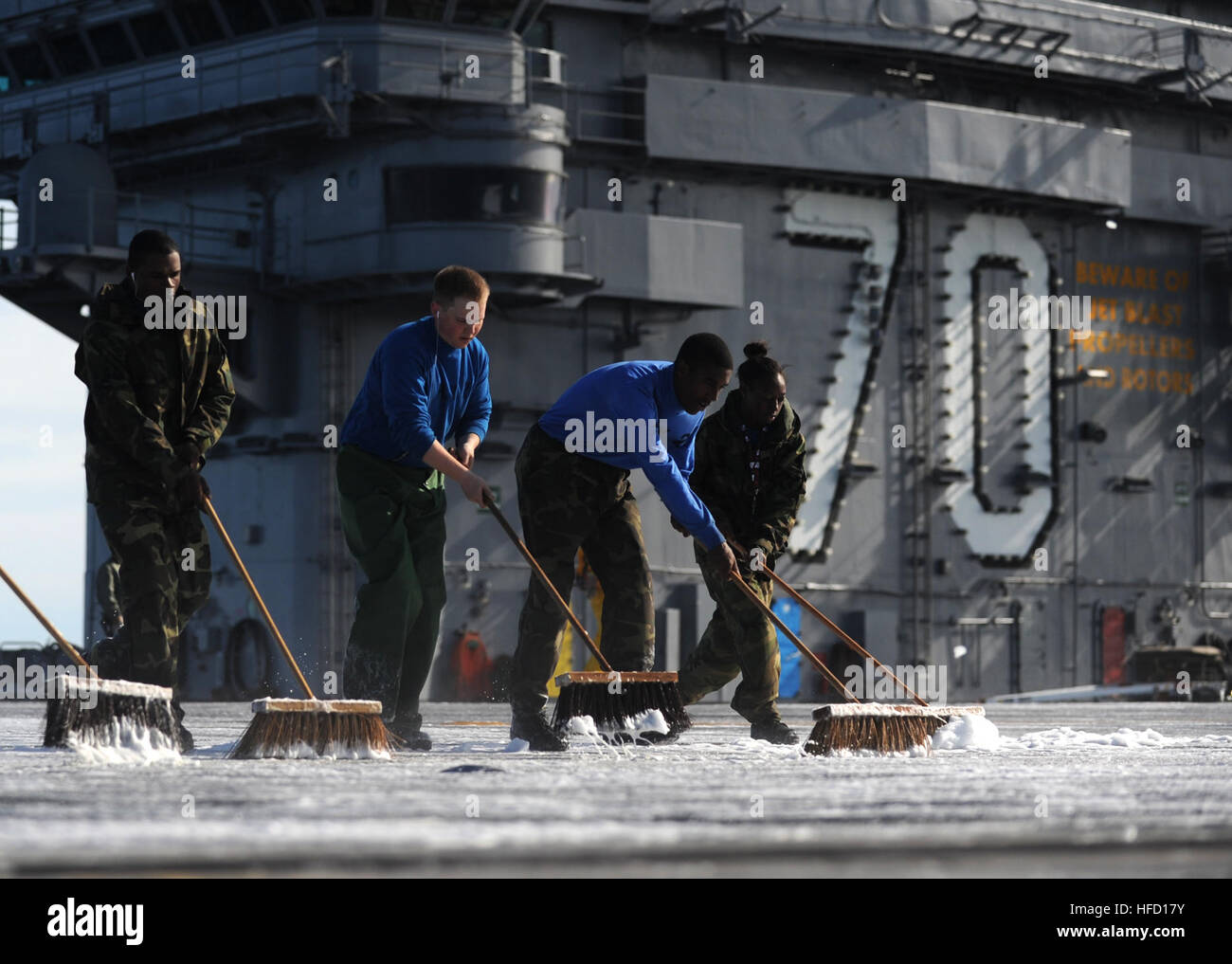 Océan Pacifique (fév. 3, 2013) marins participer à une lutte exercice lave-pont à bord du porte-avions USS Carl Vinson (CVN 70). Carl Vinson est en cours effectuer les essais en mer comme la dernière étape d'une période de six mois supplémentaires prévues disponibilité. (U.S. Photo par marine Spécialiste de la communication de masse 2e classe Timothy Hazel/libérés) 130203-N-TZ605-978 http://www.facebook.com/USNavy http://www.twitter.com/USNavy la conversation Inscrivez-vous http://navylive.dodlive.mil marins frotter le pont du USS Carl Vinson. (8448065906) Banque D'Images