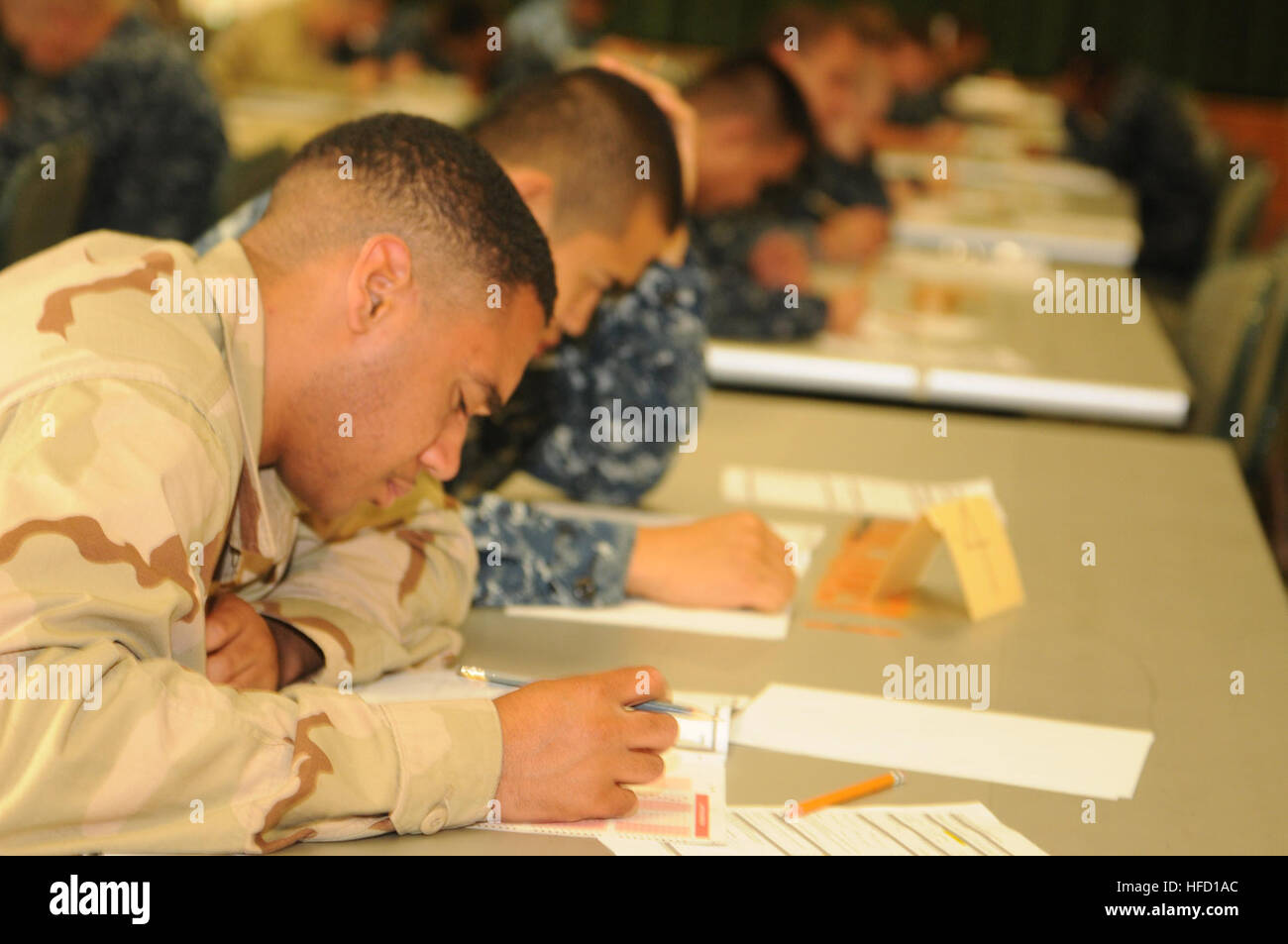 Addon Barnet, hospitalman, attaché à Joint Medical Group Joint Task Force Guantanamo et les marins de la base navale de Guantanamo à l'échelle de la marine se classe troisième maître de l'examen d'avancement au Windjammer Bal, 17 mars. Les marins sont donné trois heures pour répondre à 200 questions que tester leur connaissance de leur note et des besoins militaires. (Foi Guantanamo photo de Maître de 2e classe Maddelin Angebrand) marins prendre la troisième classe de maître de promotion 379040 examen Banque D'Images