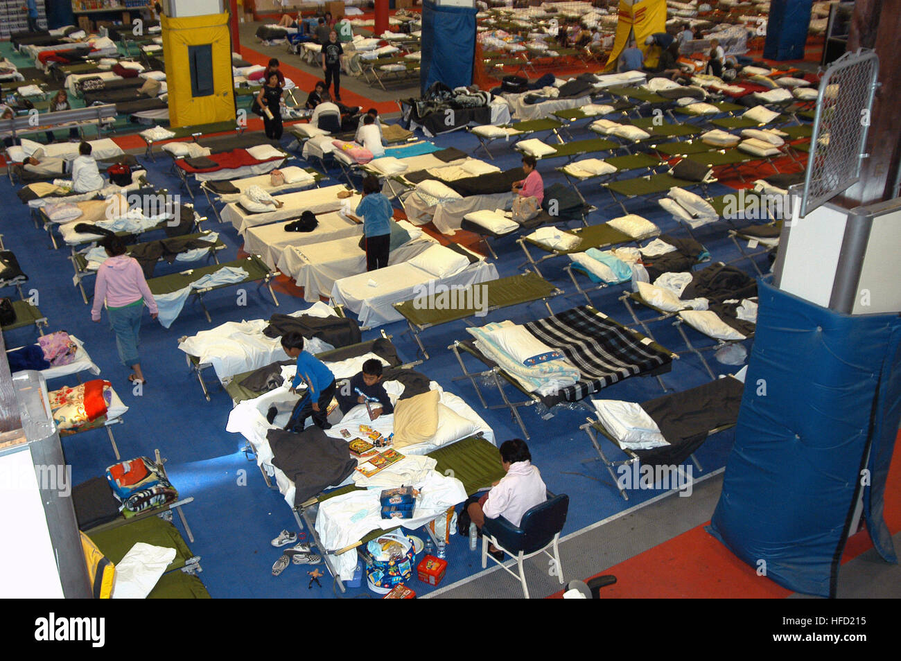 Les personnes à charge de la marine se réfugier à la Naval Air Station North Island sport après avoir été évacués de leur domicile que les grands feux de frapper plusieurs communautés de San Diego. Plus de 250 000 personnes ont été invités à quitter leurs foyers dans le sud de la Californie que les incendies continuent de se propager dans tout le comté. Région de la marine sud-ouest a créé plusieurs centres d'évacuation militaire marine pour les familles qui ont été forcées d'évacuer leurs maisons. U.S. Navy photo by Mass Communication Specialist 2e Classe Alexia M. Riveracorrea (libéré) San Diego Comté de forêt 63640 Banque D'Images