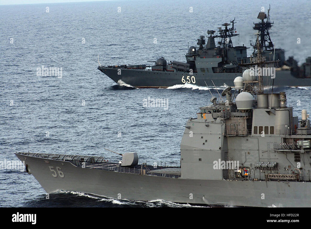 Le croiseur lance-missiles USS San Jacinto (CG 56), premier plan, et le destroyer de la marine russe, l'amiral Chabanenko (DDG 650) vapeur côte à côte dans la mer Méditerranée le 18 janvier 2008. Le San Jacinto se trouve dans la zone de responsabilité de la sixième flotte pour aider à améliorer la sécurité maritime et la sécurité. (U.S. Photo de la marine de guerre Aviation System Operator 2e classe Justin Phillips/libérés) et l'amiral Chabanenko San Jacinto Banque D'Images