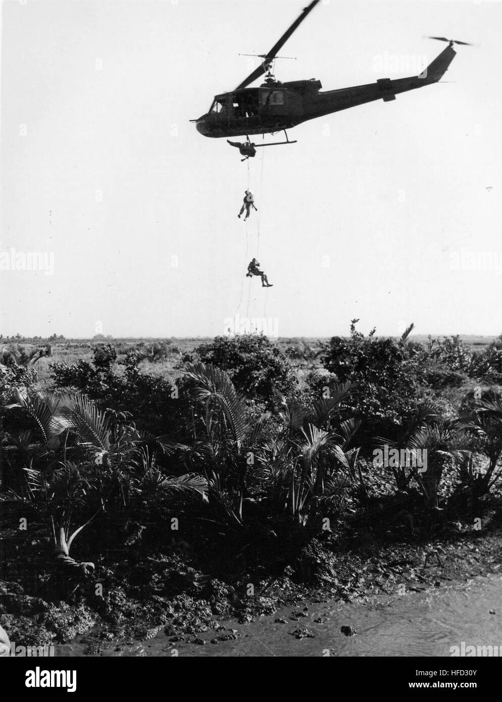 Descente en rappel à partir de joints UH-1 Huey au Vietnam 1967 Banque D'Images