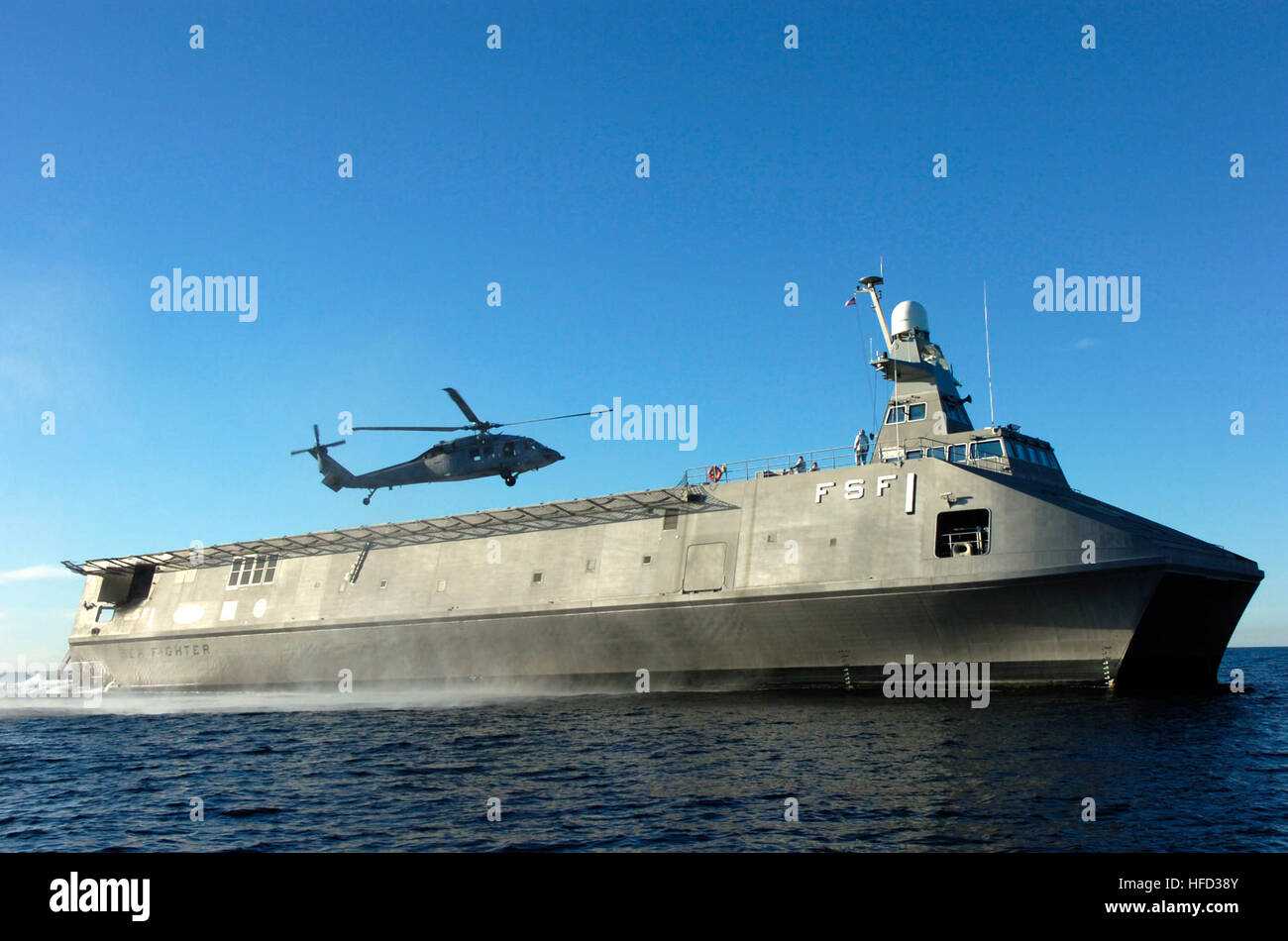 051209-N-7676W-013 de l'océan Pacifique (déc. 9, 2005) - Un hélicoptère MH-60S Seahawk, attribué à voilure tournante de la Marine affecté à l'un deux (HX-21), prépare à la terre à bord de mer Fighter (FSF-1) au cours de la certification d'envol au large de la côte de San Diego (Californie) financé par l'Office of Naval Research, Sea Fighter est un catamaran en aluminium à haute vitesse qui permet de tester une variété de technologies, ce qui permettra à la Marine de fonctionner plus efficacement en littoral ou les eaux du littoral. U.S. Navy photo de M. John F. Williams (libéré) Sea Fighter FSF-1 Banque D'Images