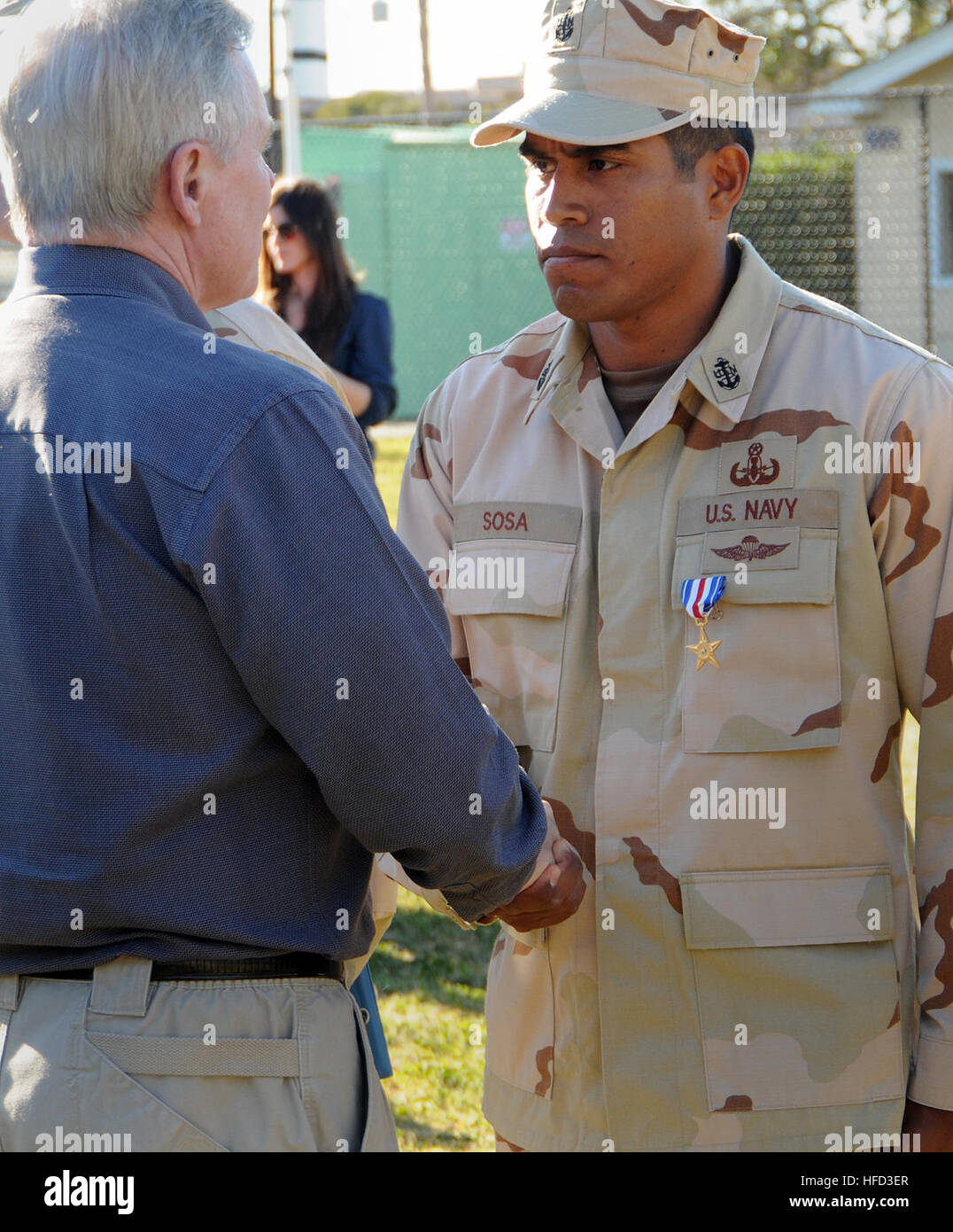 Secrétaire de la Marine, l'honorable Ray Mabus, félicite le Premier maître de Gerardo Sosa, technicien des explosifs, après lui présentant la médaille Silver Star au Groupe des opérations spéciales de la Marine 1. Sosa a reçu la médaille d'effacement d'environ 200 mètres d'une personne soupçonnée de champ de mines à la main lors des opérations de combat en Afghanistan alors qu'il était déployé avec Seal Team 7. (Photo par : Maître de 2e classe Chris Morton) Secrétaire Claude parle de Groupe des opérations spéciales de la Marine 1366611 Banque D'Images