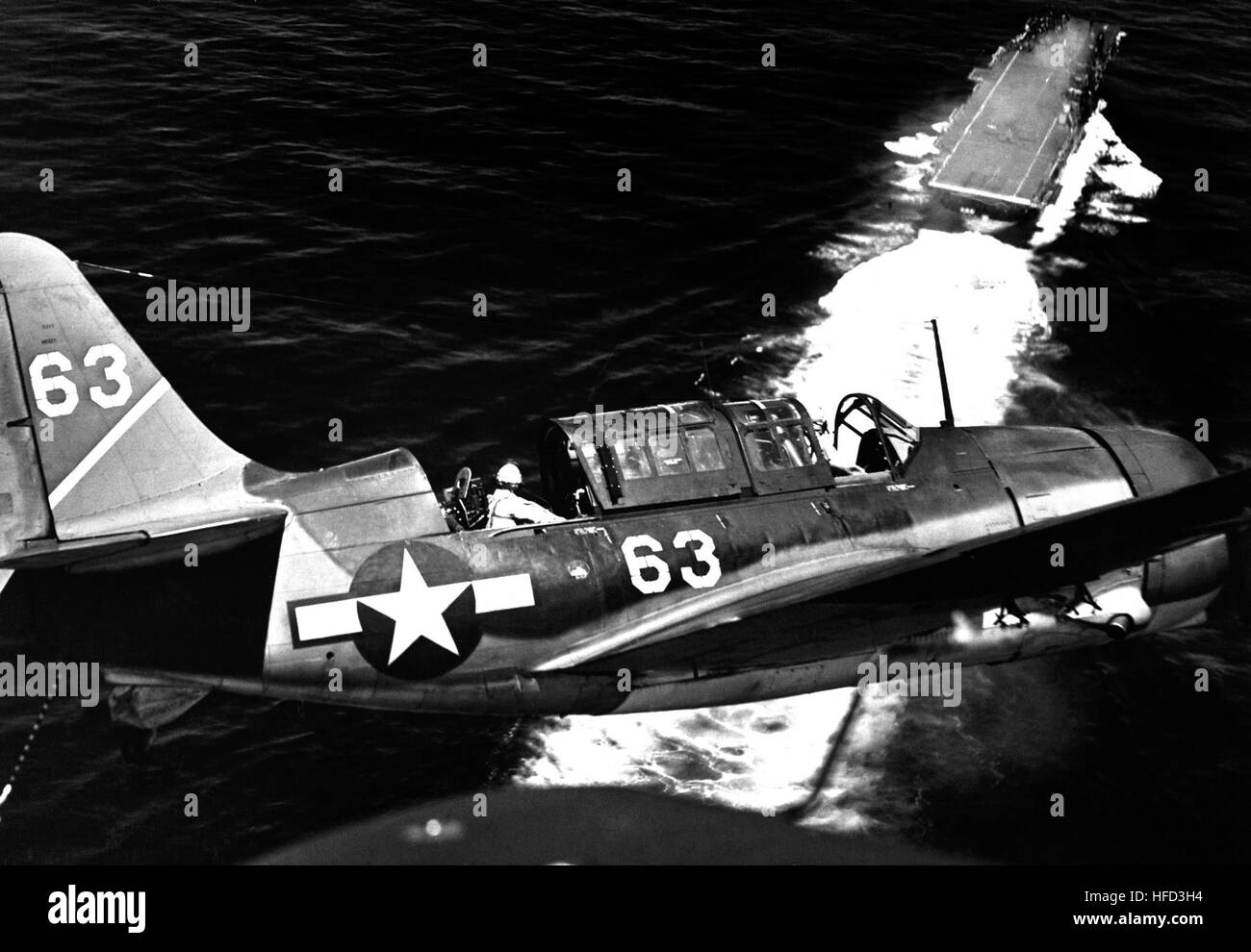 Vue aérienne de SB2C dans la région de cercle d'atterrissage montrant USS YORKTOWN, ci-dessous. Juillet 1944. (Marine) Date exacte inconnue Shot #  FICHIER NARA : 080-G-376123 LIVRE Guerres et conflits #  : 963 Vue aérienne de SB2C dans la région de cercle d'atterrissage montrant USS YORKTOWN, ci-dessous HD-SN-99-02622 Banque D'Images