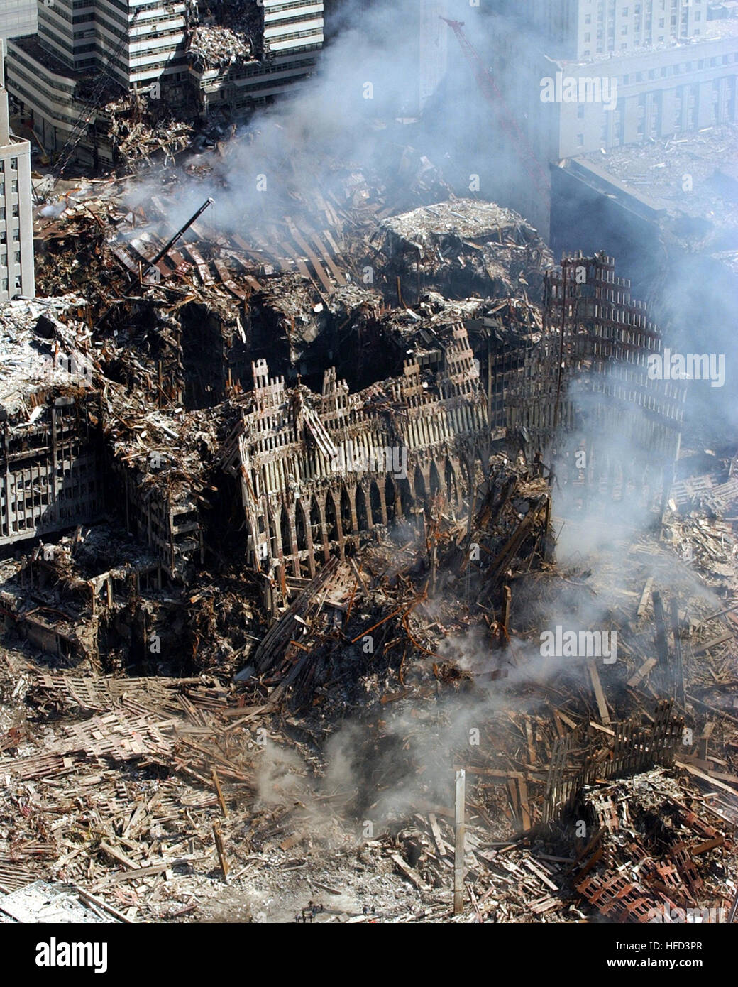 Une vue aérienne de Ground Zero à New York montre les conséquences de l'effondrement du World Trade Center, mettant en évidence les dommages structurels, les débris et les opérations de récupération en cours après les attaques du 11 septembre. Banque D'Images
