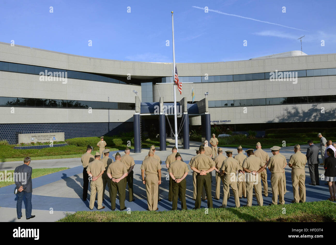 ORLANDO, FLORIDE (23 juillet 2015) Les Marines, marins, et les employés civils à observer une minute de silence à la base navale américaine de Orlando en l'honneur des cinq membres de l'armée tués au cours d'une fusillade le 16 juillet à Chattanooga, Tennessee. (U.S. Photo de la marine par Doug Schaub/libérés) 150723-N-SX613-003 Inscrivez-vous à la conversation : http://www.navy.mil/viewGallery.asp http://www.facebook.com/USNavy http://www.twitter.com/USNavy http://navylive.dodlive.mil http://pinterest.com https://plus.google.com membres Service observer un moment de silence à la base navale américaine d'Orlando. (19948062816) Banque D'Images