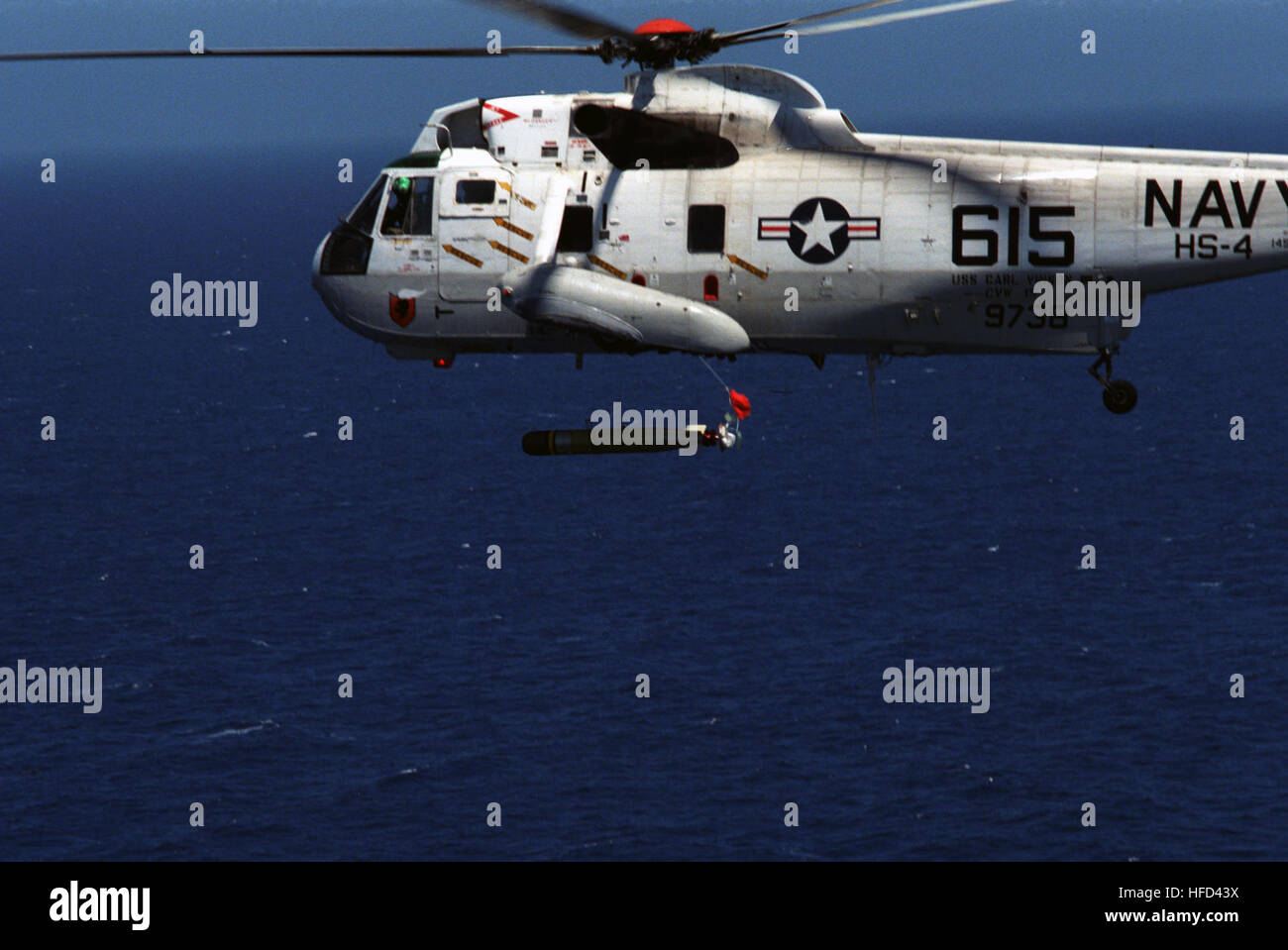 US Navy (USN) SH-3H Hélicoptère Sea King, île du Nord (NASNI), Californie (CA), les chutes d'un Mark-46 (Mk-46) torpille. La torpille est l'épine dorsale de la marine de guerre anti-sous-marine léger) inventaire des torpilles, conçus pour attaquer les sous-marins de haute performance. SH-3H HS-4 gouttes torpille Mk 46 1987 Banque D'Images