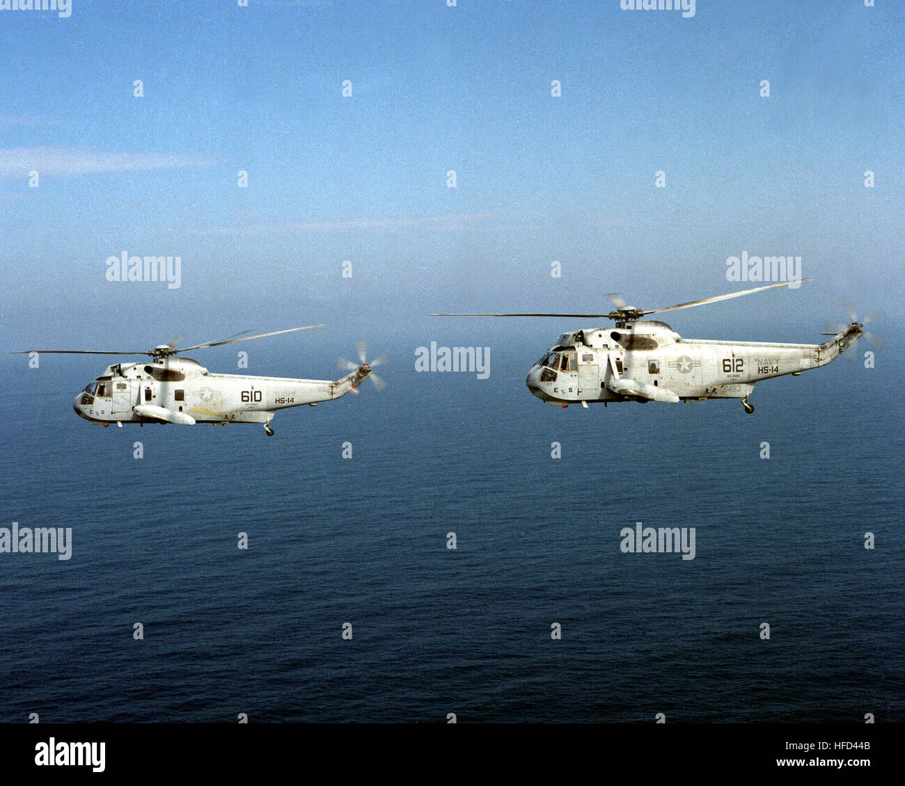 Un avion vue côté gauche de deux anti-hélicoptère 14 Escadre de sous-marins (HS-14) SH-3H hélicoptères Sea King en route vers le porte-avions USS RANGER (CV-61) comme le navire tête de port pour effectuer sa croisière '90 WestPac. SH-3H Sea King HS-14 en vol 1990 Banque D'Images