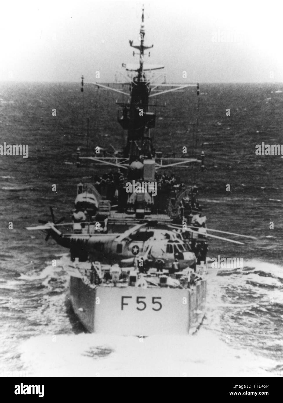 SH-3 Sea King après atterrissage d'urgence sur HMNZS Waikato (F55) en avril 1978 Banque D'Images