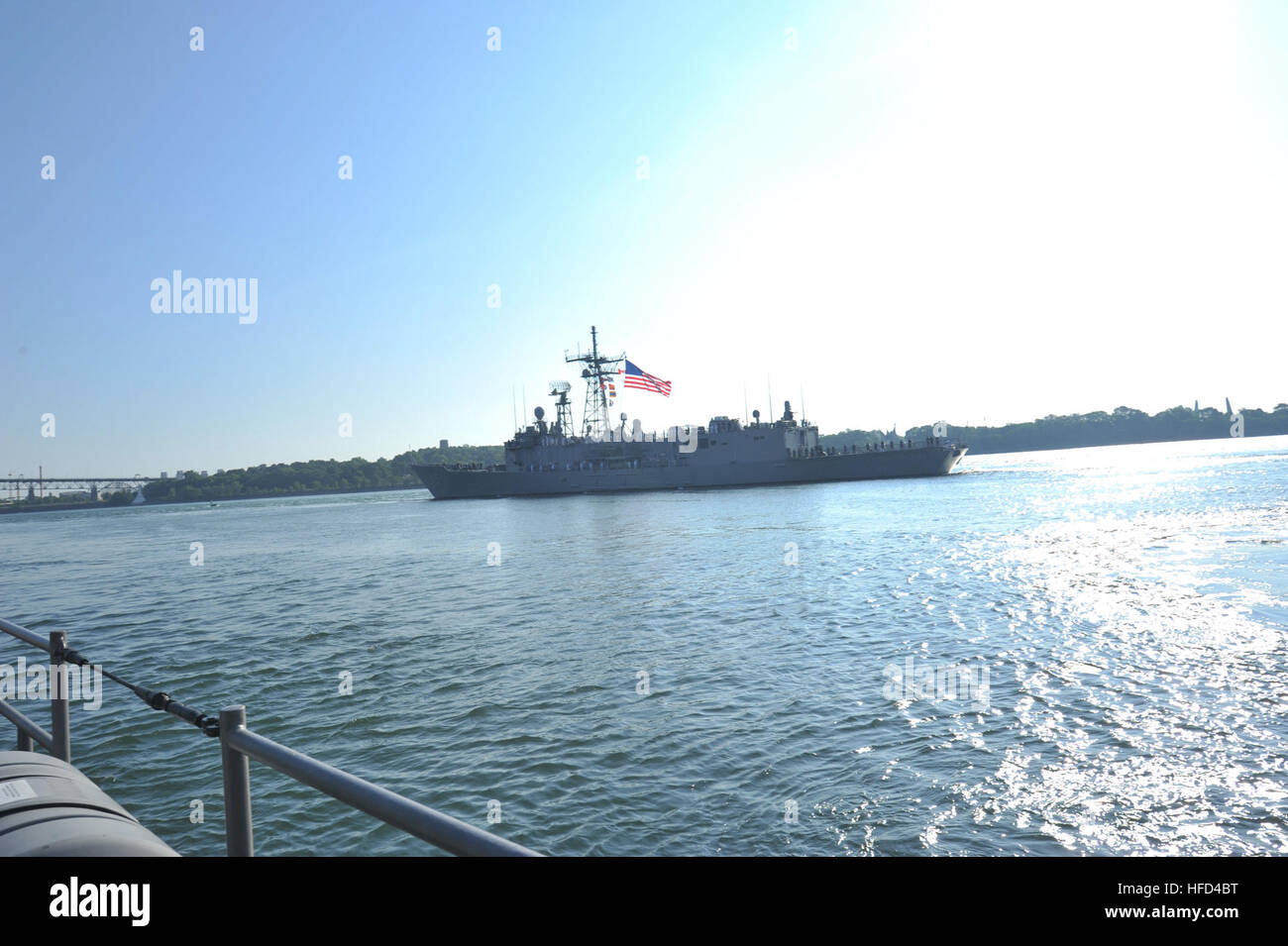 L'homme les marins à bord des rails de la classe Oliver Hazard Perry USS frégate (FFG) 45 DeWert à mesure que le navire quitte le port de Montréal après une visite. DeWert, cyclone-classe des patrouilles côtières, le USS Ouragan (PC 3) et Canadian frégate de classe Halifax NCSM Ville de Québec (FFH 332) visiter villes en Amérique et au Canada pour commémorer le bicentenaire de la guerre de 1812. (U.S. Photo par marine Spécialiste de la communication de masse 2e classe Tony D. Curtis) Navires de commémorer la guerre de 1812 120803-N-YZ751-018 Banque D'Images