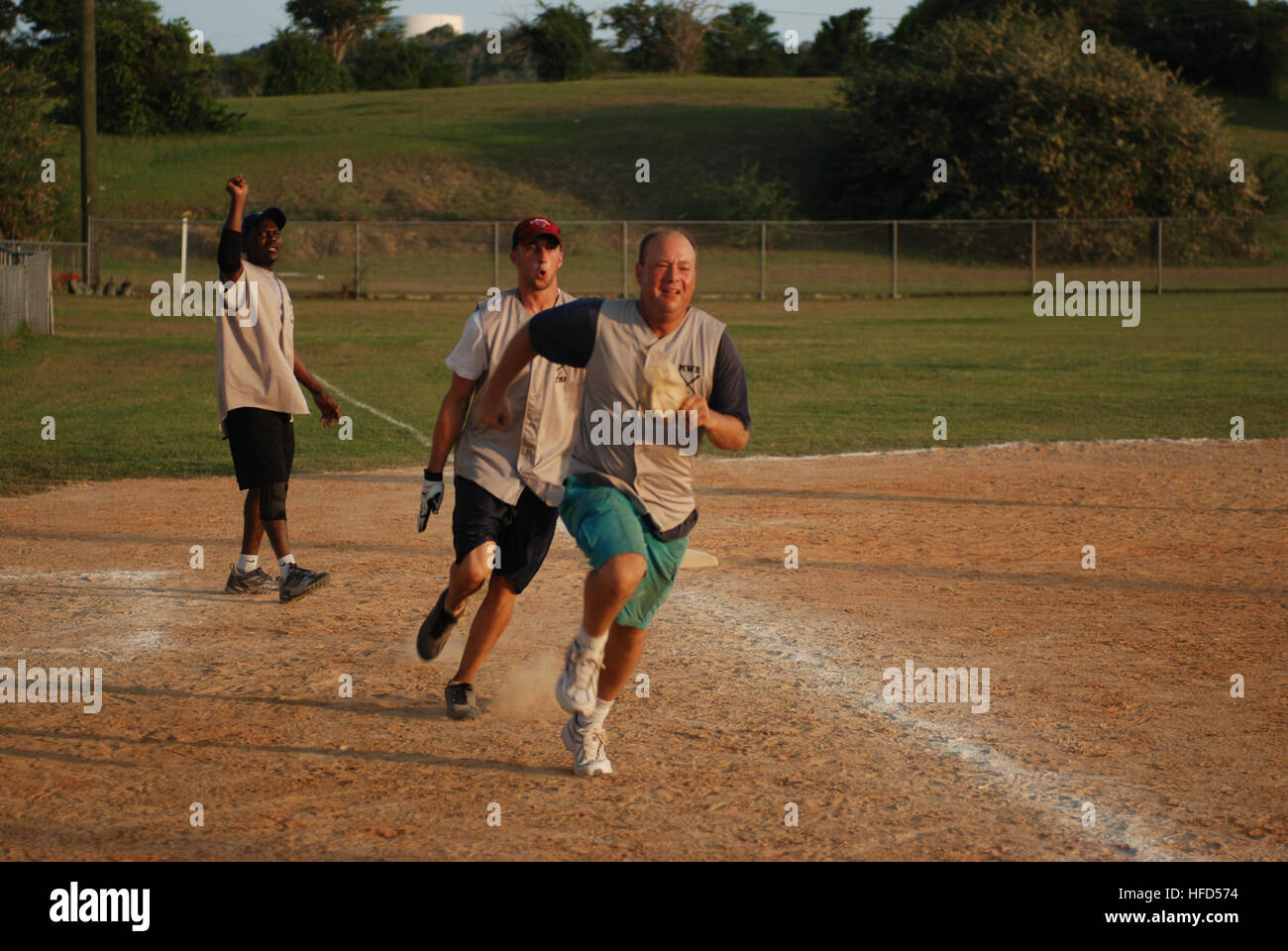 Chris Kelim et Nick Skinner troisième ronde, se dirigeant vers la maison, au cours de la station navale des États-Unis à Guantanamo Bay, tournoi de softball du printemps, le 18 mai 2008. De softball et d'autres activités de renforcement de la communauté sont le stress analgésiques pour de nombreux groupe de travail conjoint du personnel de Guantanamo. JTF Guantanamo effectue des soins sécuritaires et humaines et la garde des combattants ennemis. La foi mène des opérations d'interrogatoire pour recueillir du renseignement stratégique à l'appui de la guerre mondiale contre le terrorisme et prend en charge l'application de la loi et les enquêtes sur les crimes de guerre. Guantanamo la foi s'est engagé à assurer la sécurité et la sécurité de l'American service m Banque D'Images