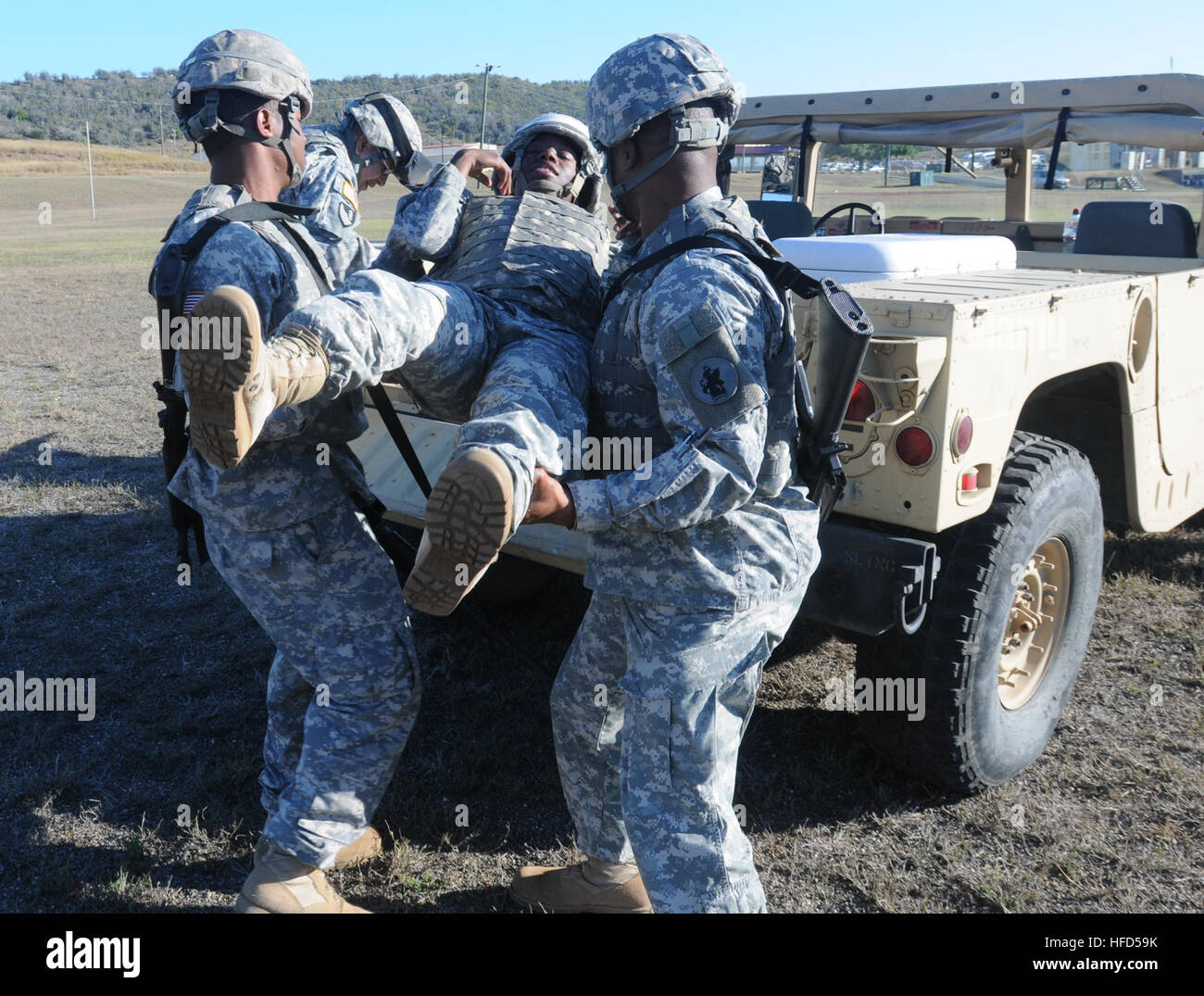 Les soldats de la 525e Bataillon de la Police militaire charger un camarade blessé dans un véhicule tactique pendant une session de formation à Buckley Field, 27 janvier. Le 525e prend en charge le Groupe de travail conjoint de la mission de Guantanamo. Groupe de travail conjoint Guantanamo fournit sûr, humain, juridique et transparent le soin et la garde des détenus, y compris ceux qui ont été condamnés par une commission militaire et ceux commandés libéré par un tribunal. La foi mène des activités de collecte, d'analyse et de diffusion pour la protection des détenus et du personnel travaillant dans la foi et à l'appui des installations de Guantanamo de la guerre contre le terrorisme. JTF Guan Banque D'Images